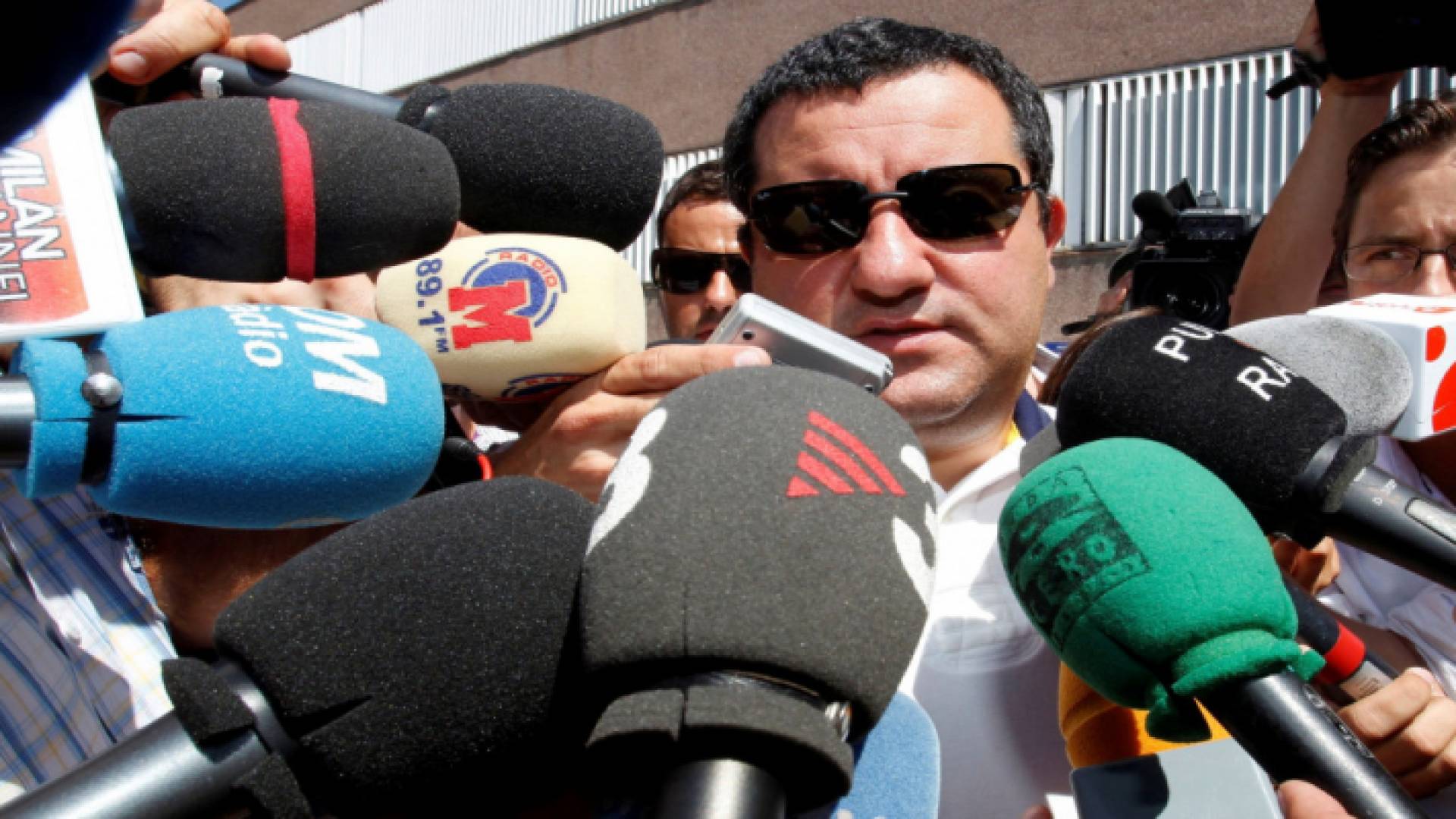 وكيل اللاعبين الشهير الإيطالي مينو رايولا في حديثه لوسائل إعلام في برشلونة