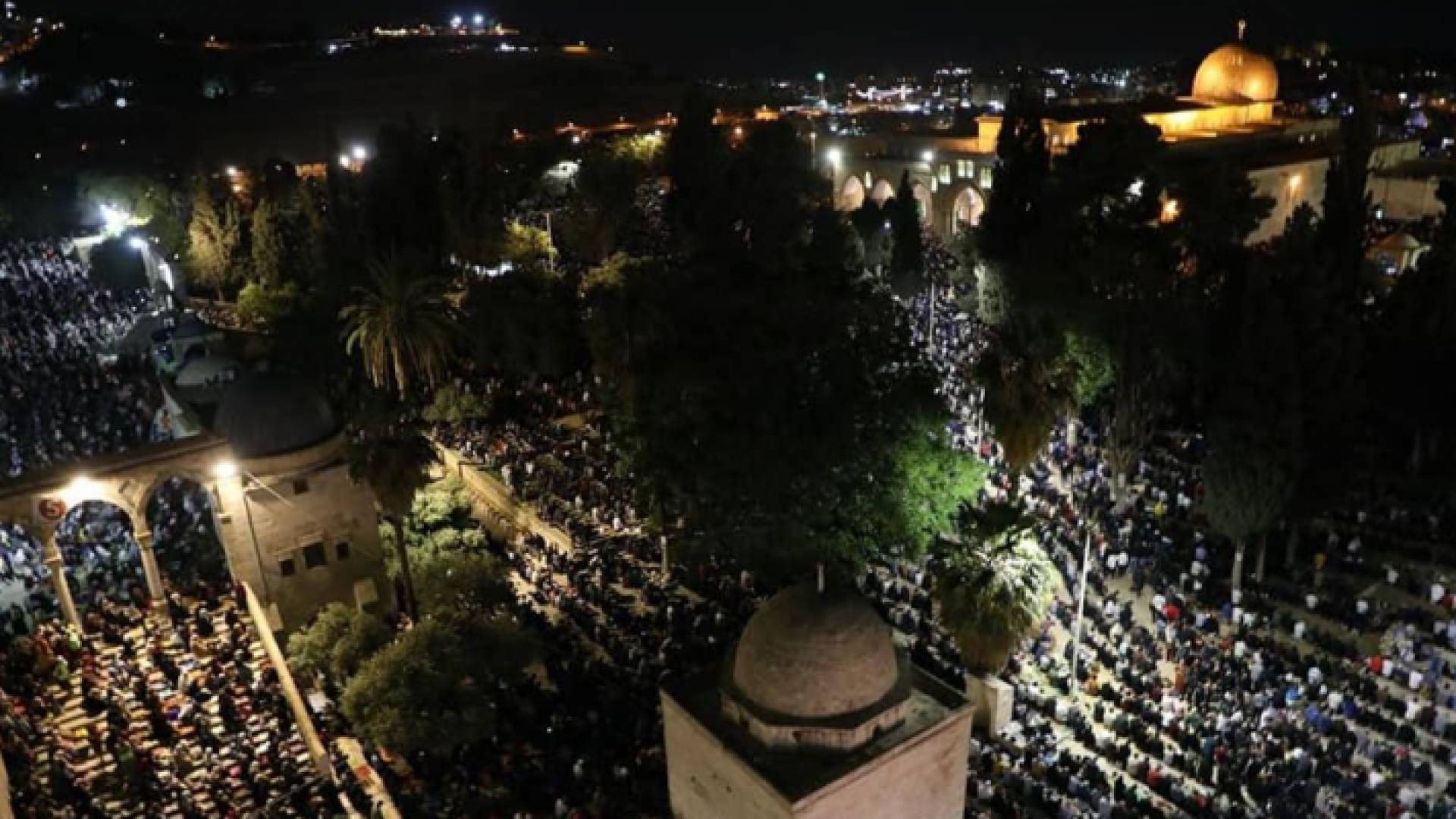 فلسطينيون يحيون ليلة القدر في المسجد الأقصى في ليلة السابع والعشرين من شهر رمضان