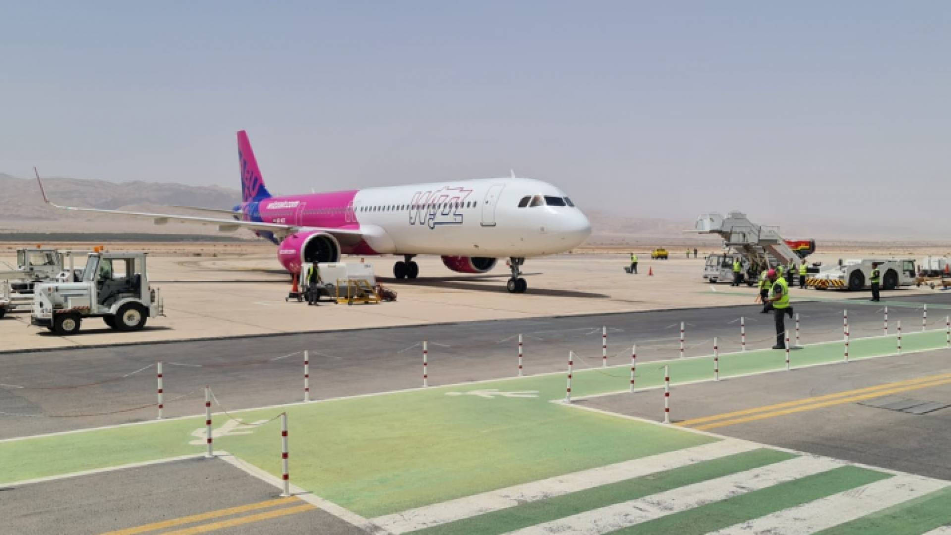 طائرة تتبع لشركة الطيران منخفض التكاليف "ويز إير" تحطت في مطار الملك الحسين الدولي في العقبة قادمة من أبو ظبي