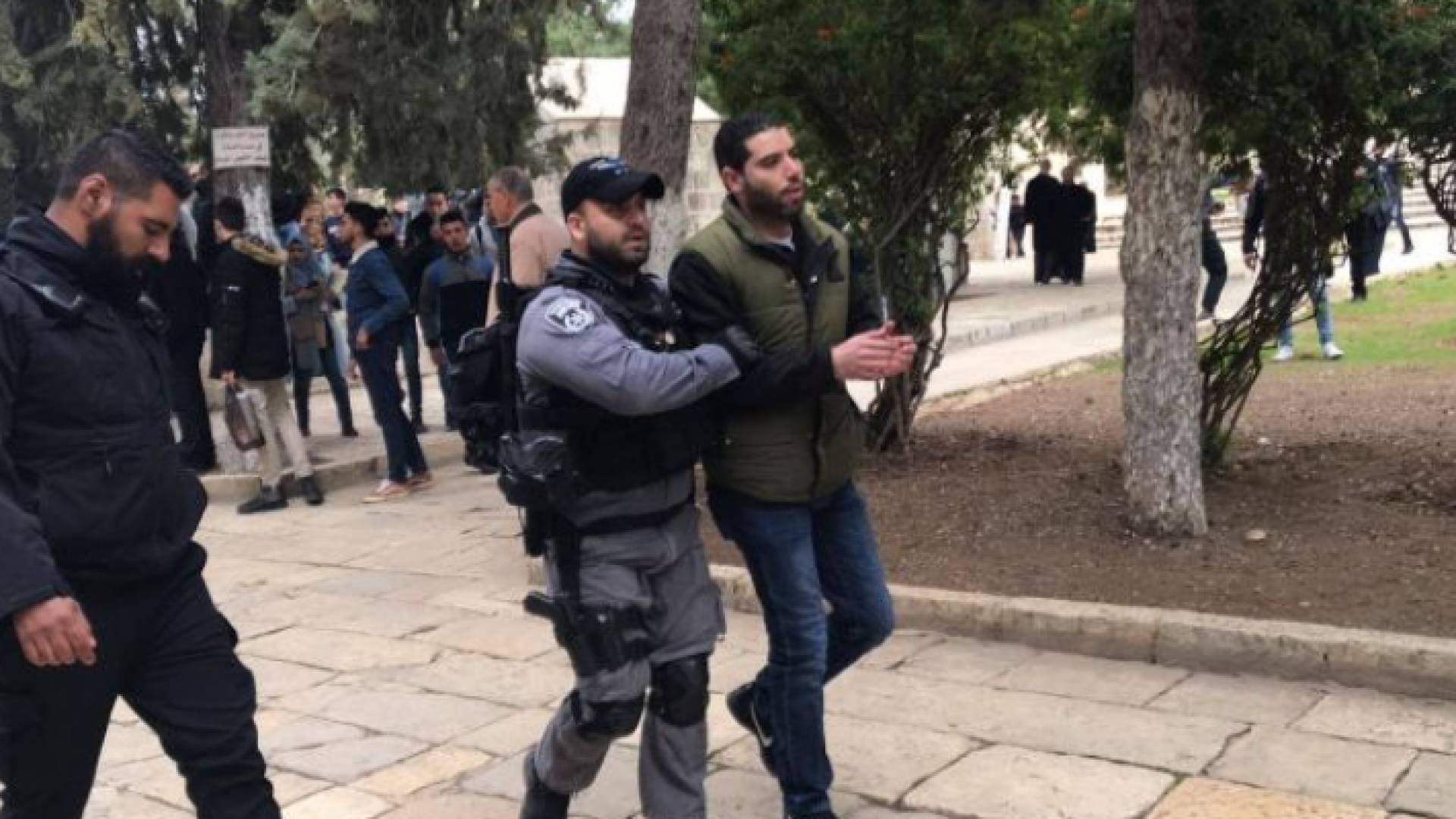 الاحتلال يبعد فلسطينيين عن المسجد الأقصى