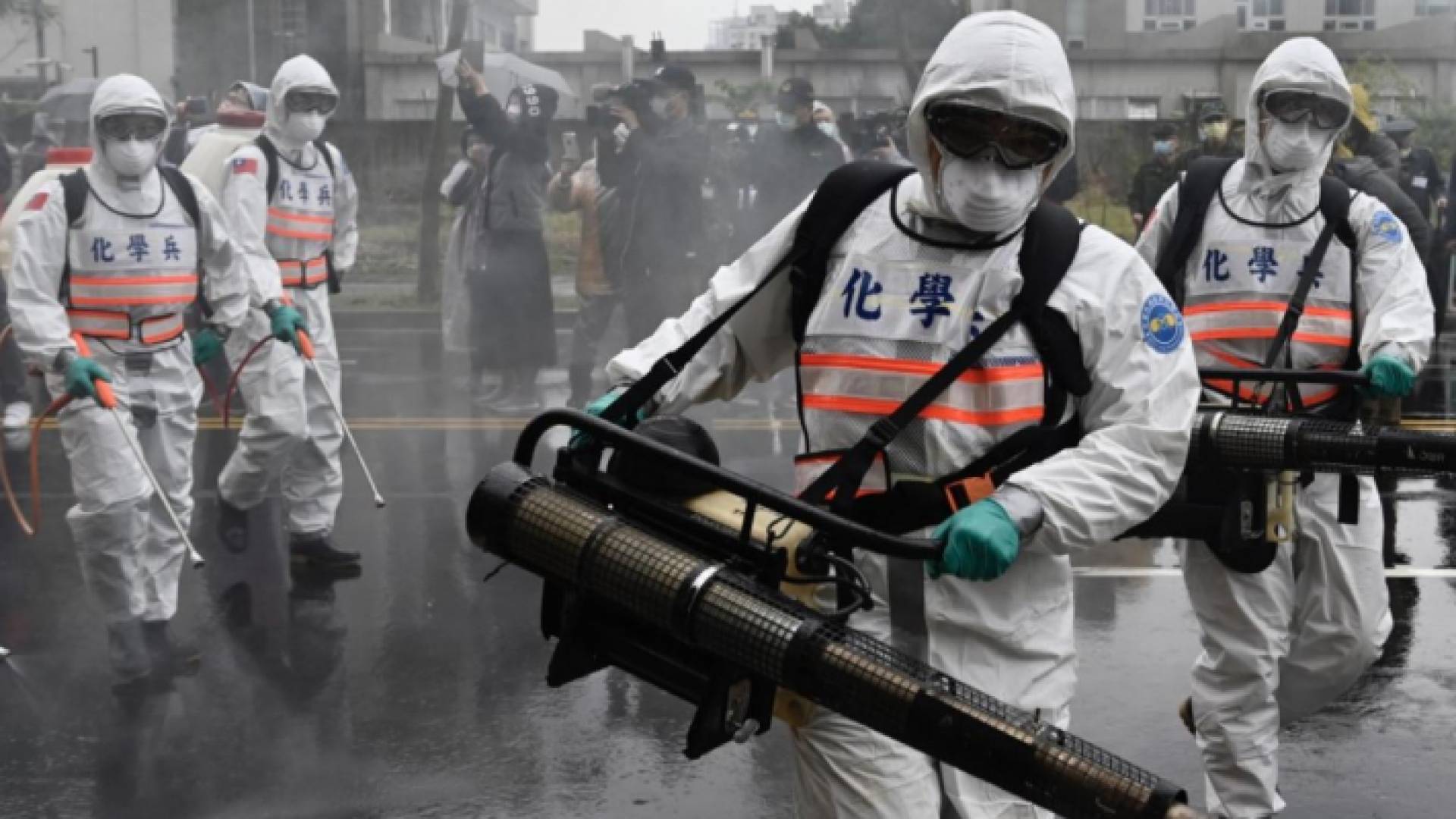 تعقيم أحد الشوارع في تايوان