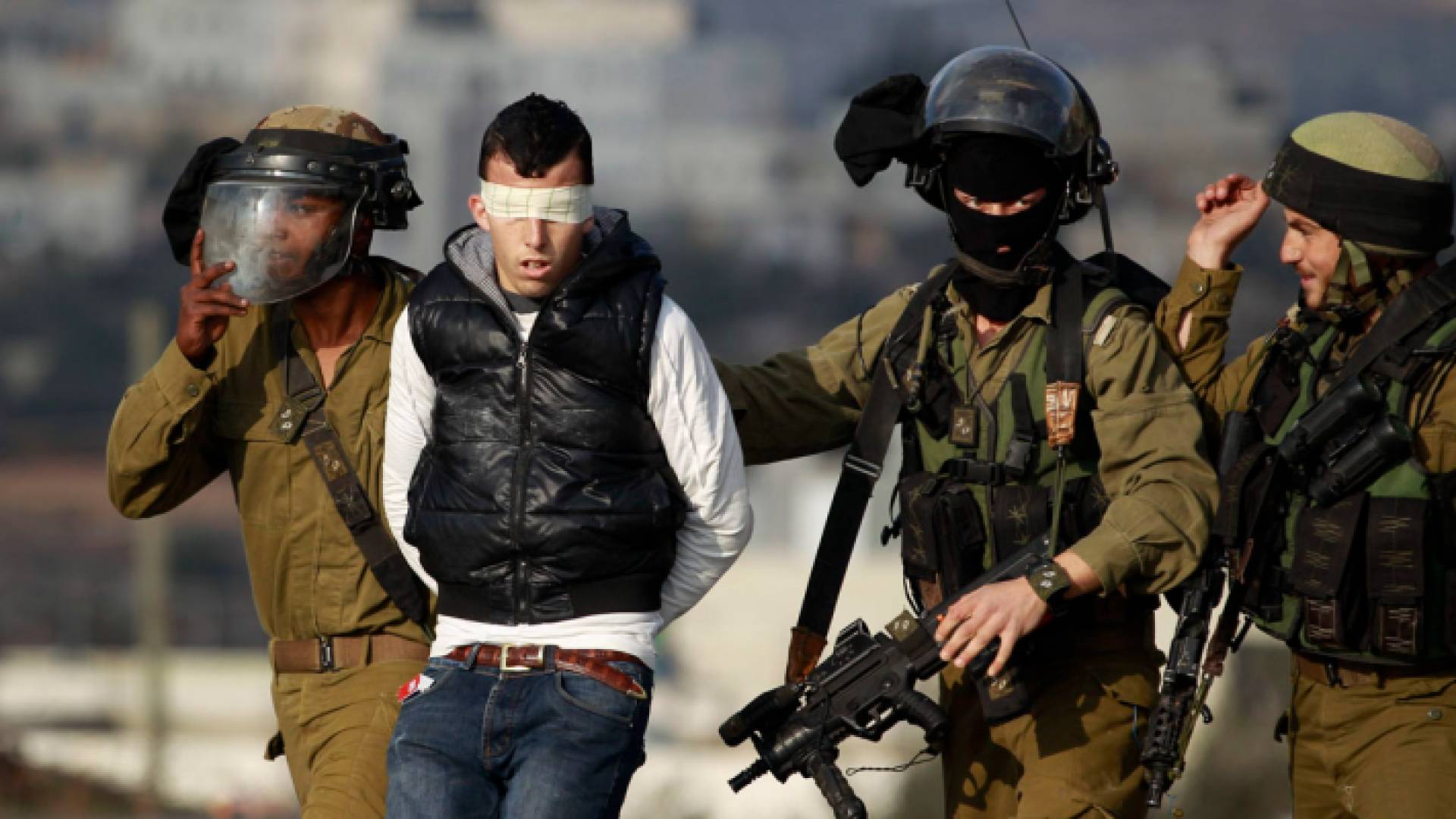 الاحتلال يعتقل فلسطينيا - أرشيفية