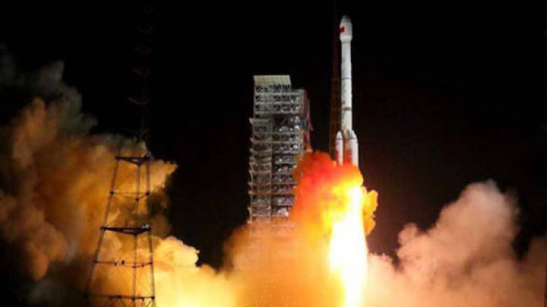 صاروخ يحمل قمرا صناعيا