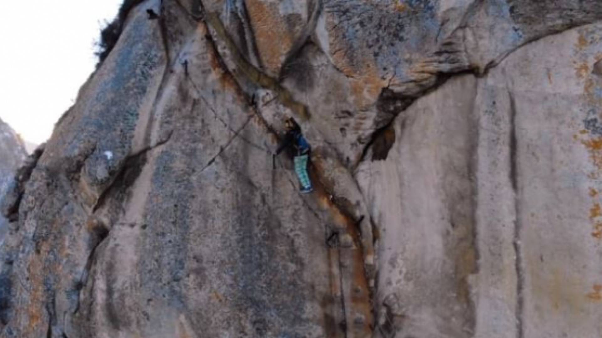 الأردني قاسم حتو يتسلق جبل هواشان في الصين