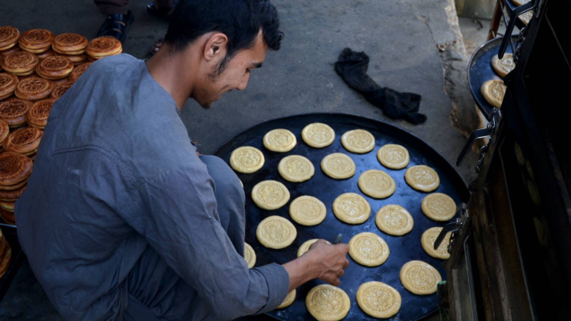 صاحب متجر يرتب الكعك قبل عيد الفطر