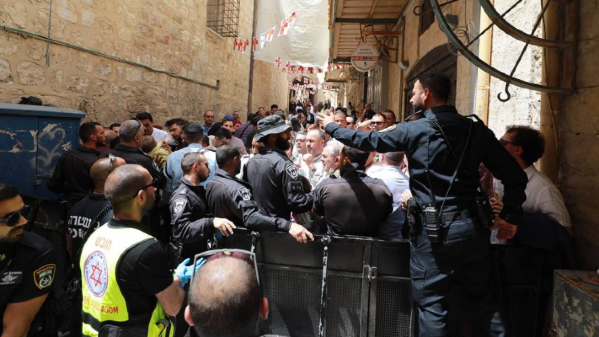 لحظة منع شرطة الاحتلال مسيحيين من الدخول إلى كنيسة القيامة