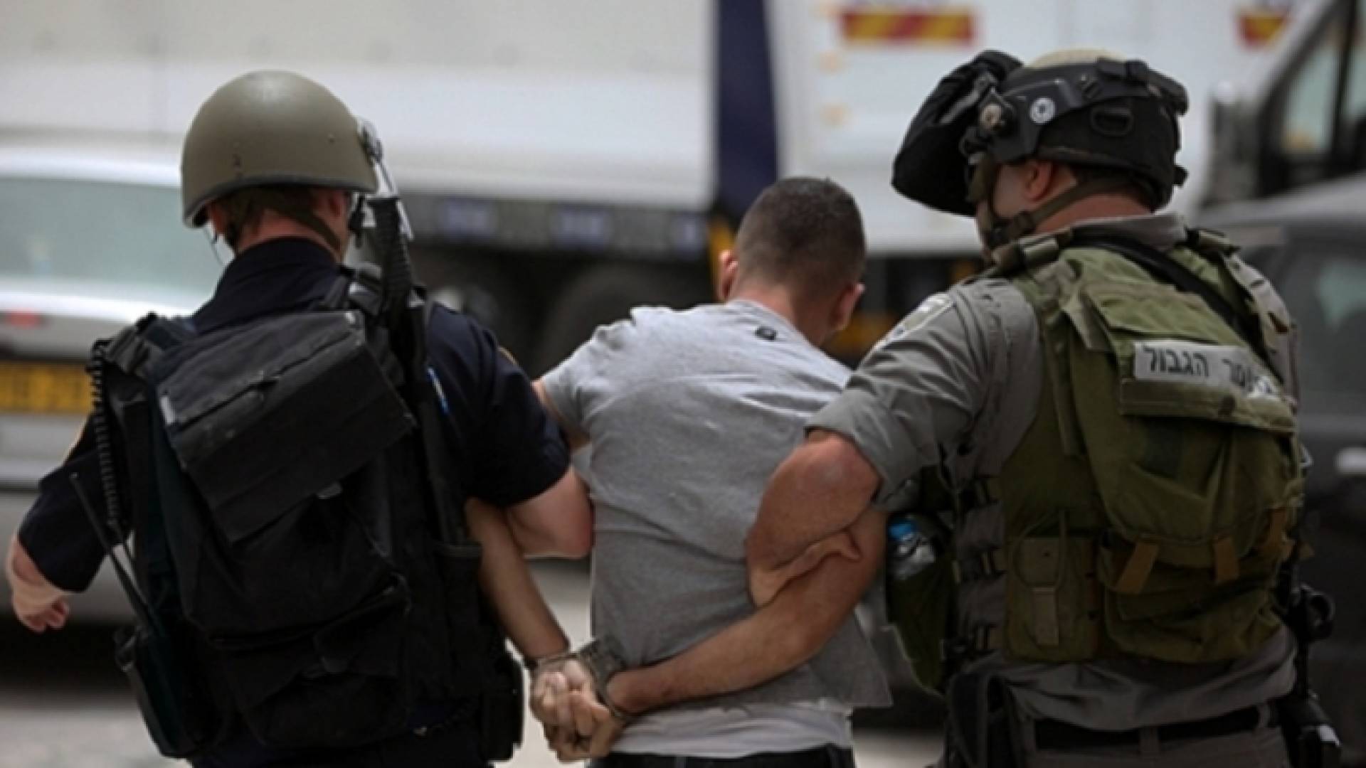 الاحتلال يعتقل فلسطينيا - أرشيفية