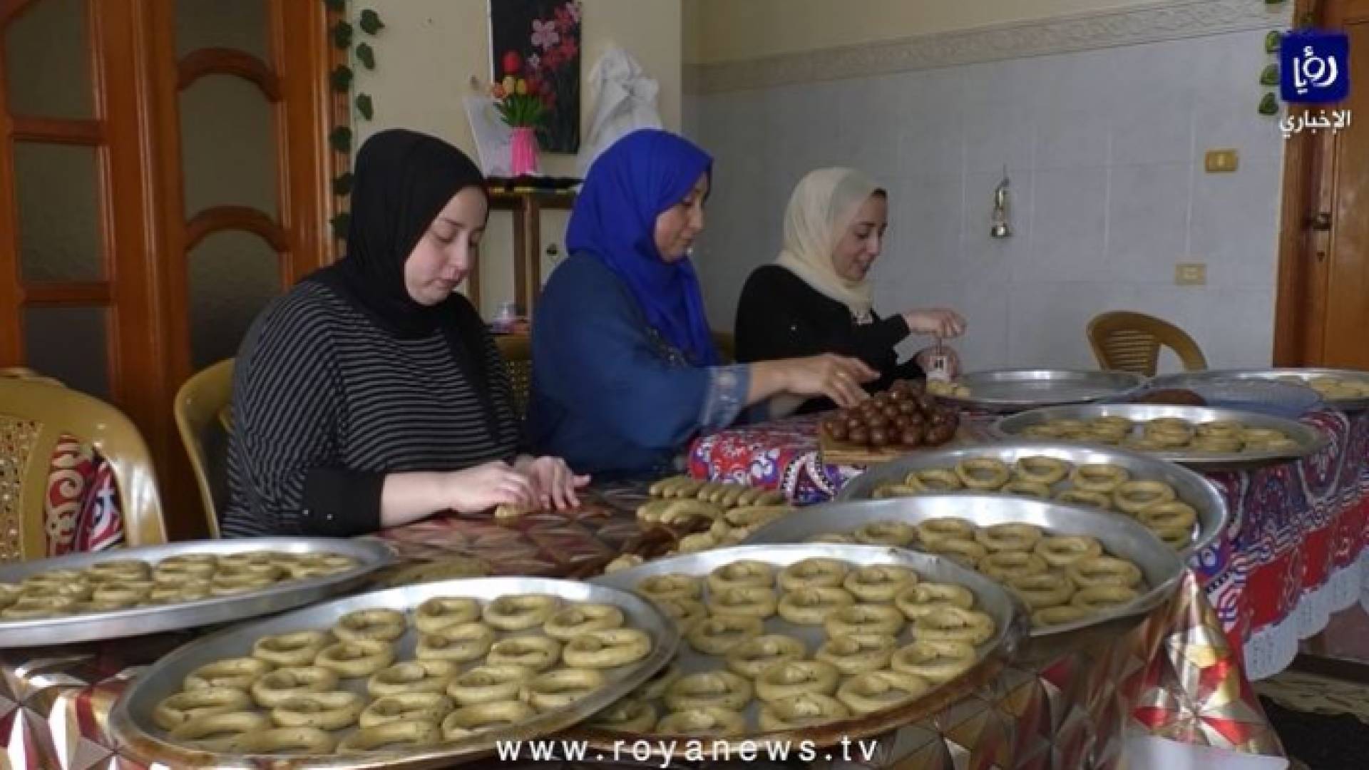 أسرة بغزة تصنع كعك العيد وتبيعه ليكون مصدر دخلها