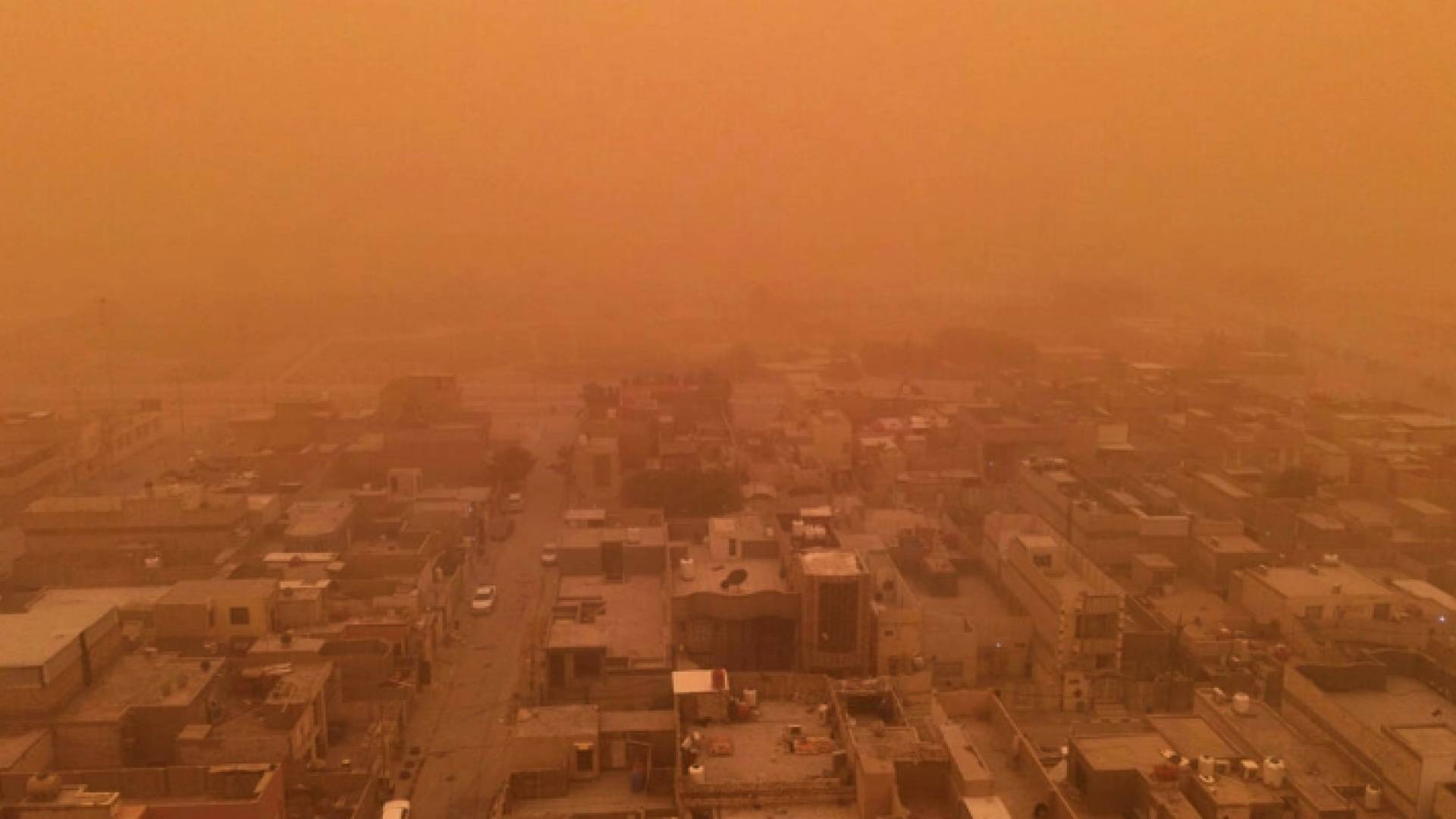 صورة ملتقطة من الجو بطائرة مسيرة لمدينة النجف في جنوب العراق في أثناء عاصفة رملية - أرشيفية