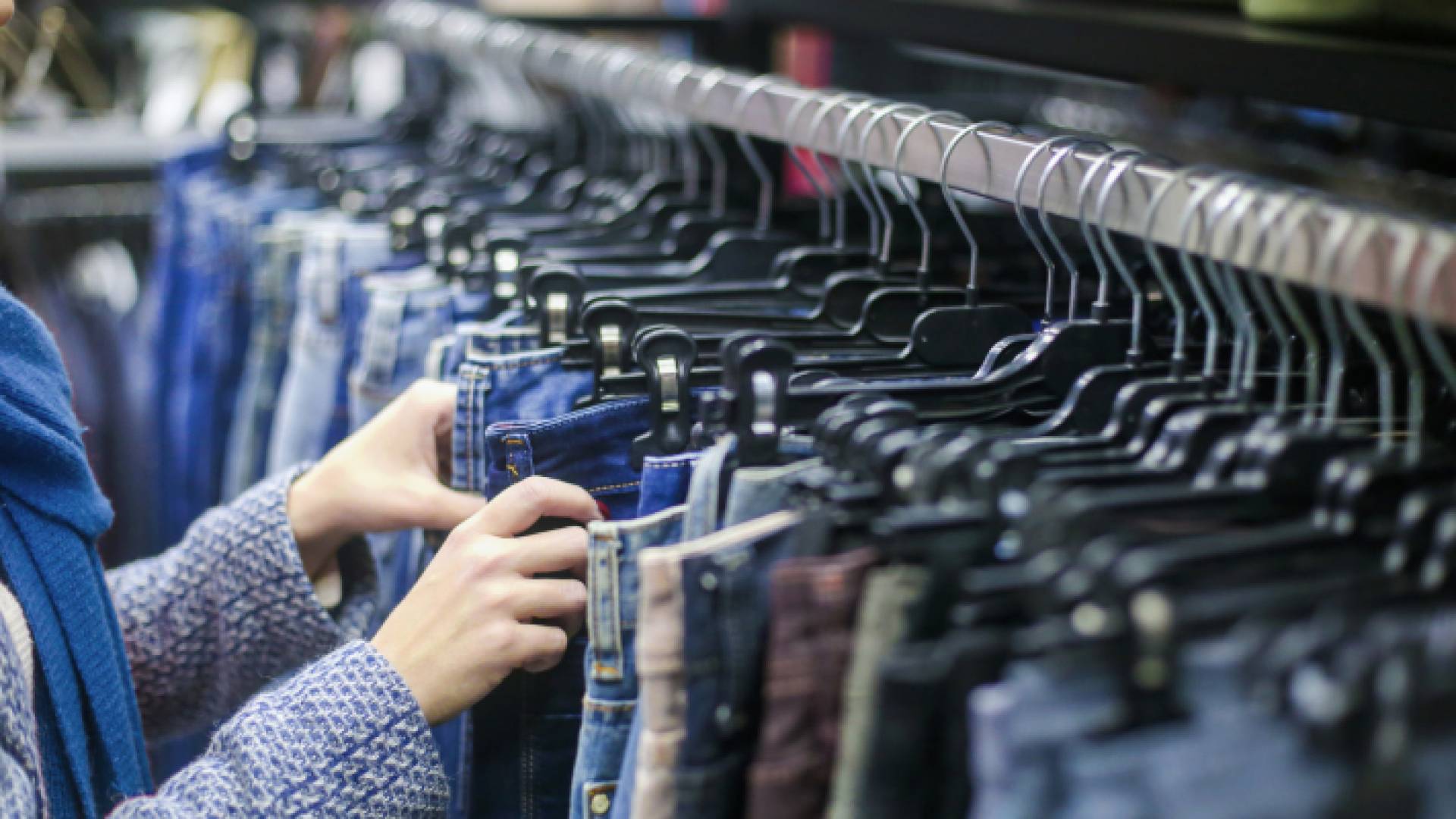 شراء ملابس - ارشيفية