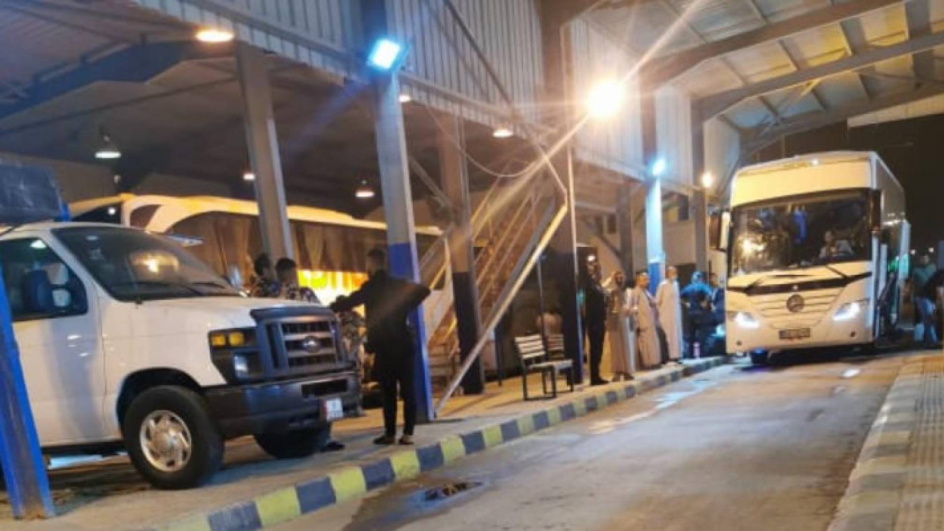 مسافرون عبر "جمرك المدورة"