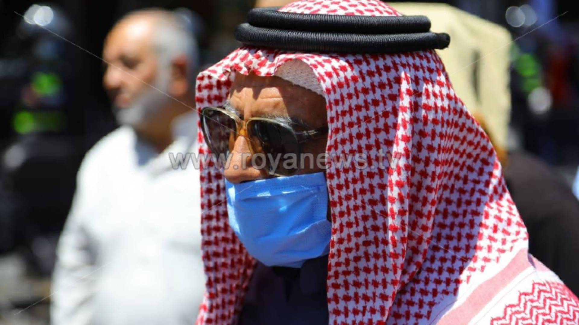 رجل مسن يرتدي كمامة - ارشيفية