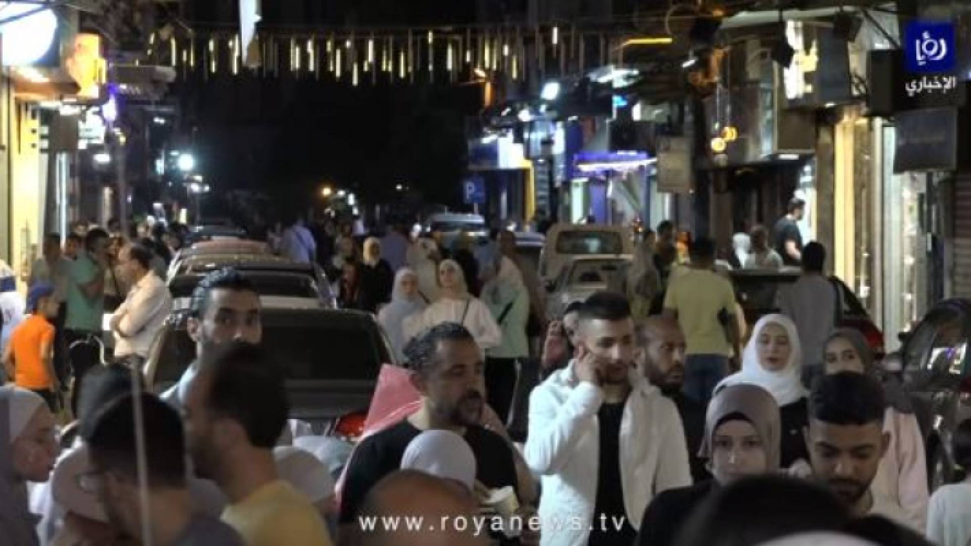 سوريون في أحد الأسواق قبيل عيد الفطر