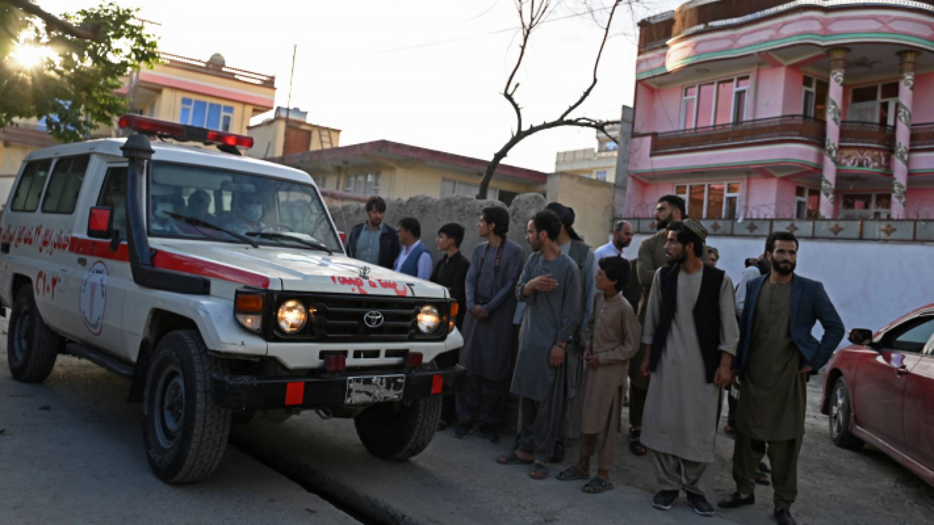 سيارة إسعاف تقل الضحايا بالقرب من موقع الانفجار