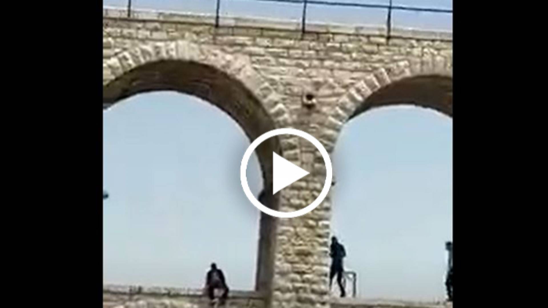 رجلا أمن يمنعان شخصا هدد بإلقاء نفسه من أعلى الجسور العشرة