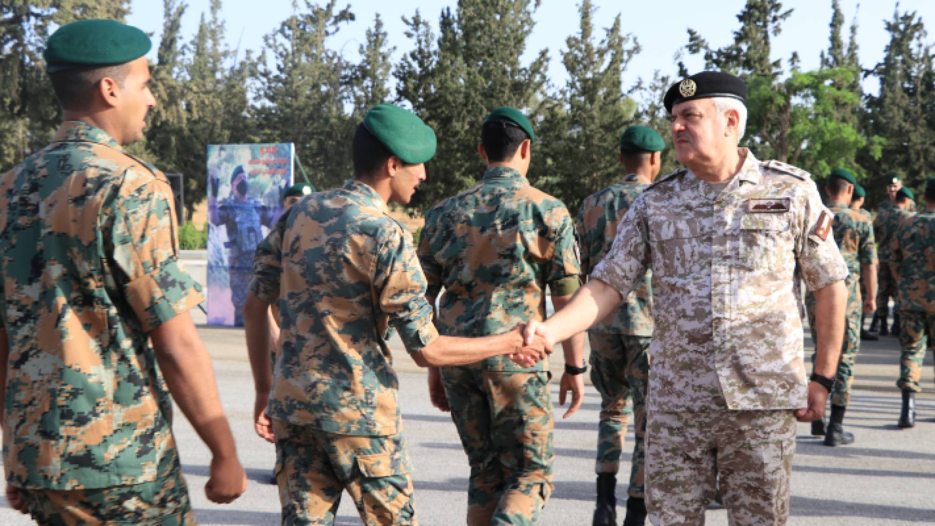 رئيس هيئة الأركان المشتركة اللواء الركن يوسف أحمد الحنيطي يشارك نشامى القوات المسلحة فرحة العيد