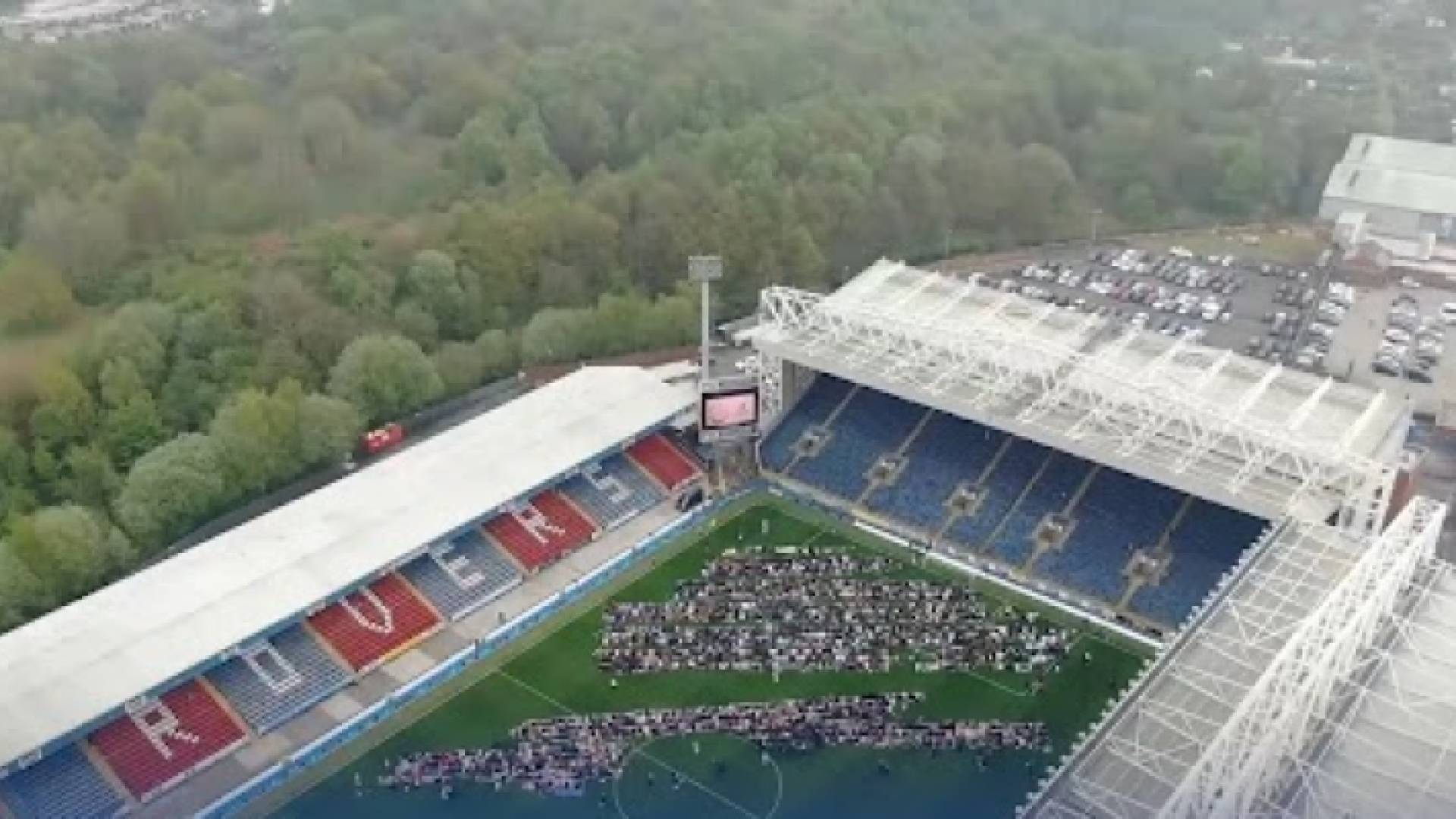 مسلمون يؤدون صلاة عيد الفطر على أرض ملعب بلاكبيرن روفرز الإنجليزي