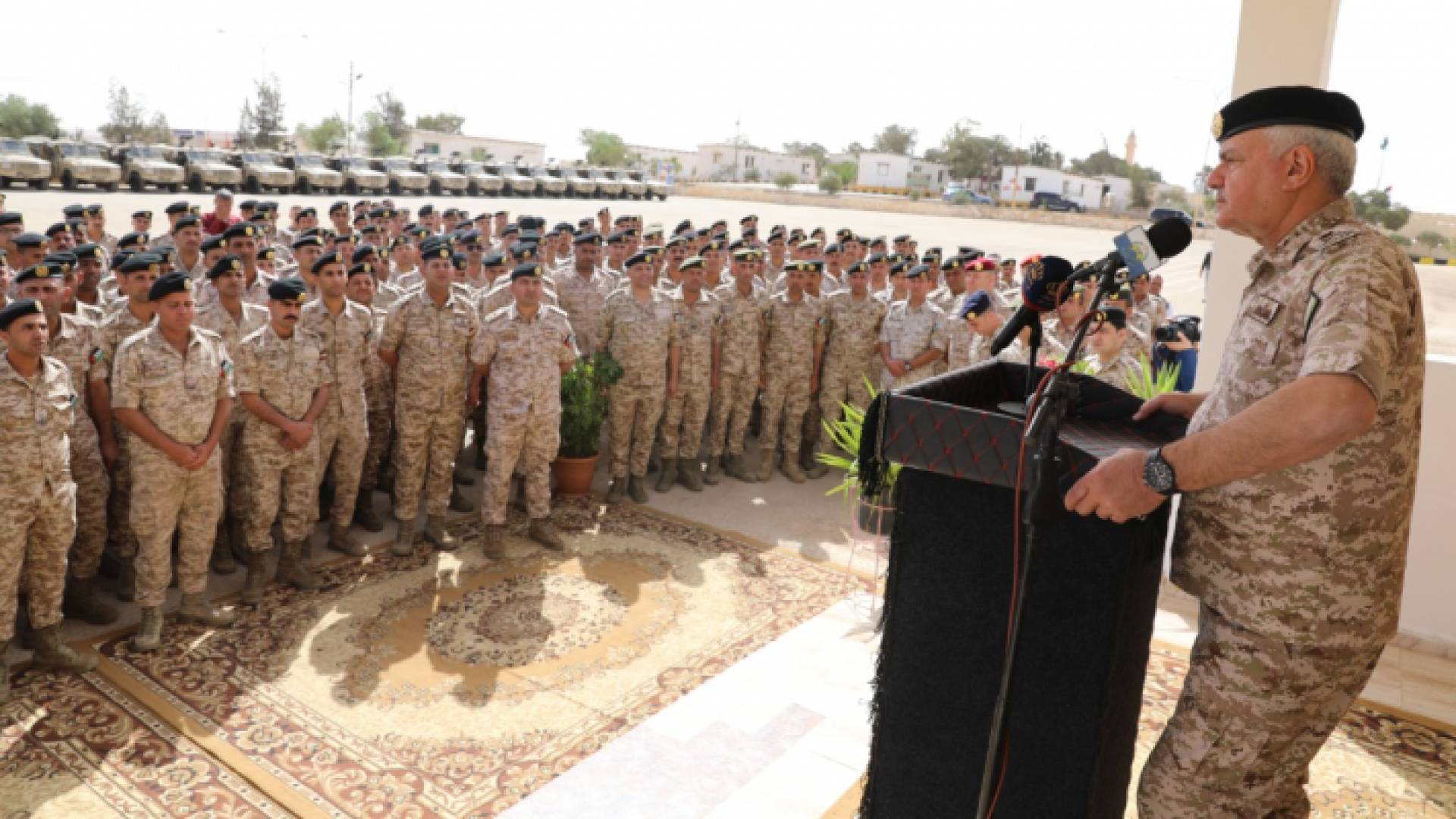 رئيس هيئة الأركان المشتركة اللواء الركن يوسف أحمد الحنيطي يزور كتيبة الاستطلاع الميداني