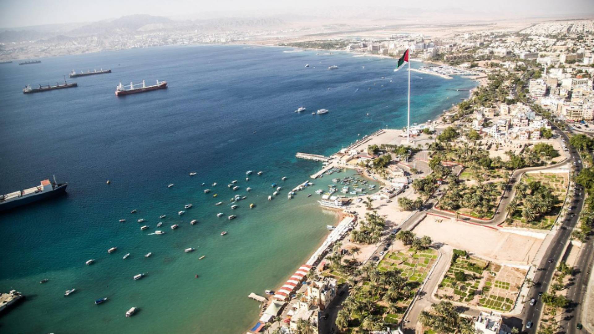 سارية علم الثورة على شاطىء البحر الأحمر