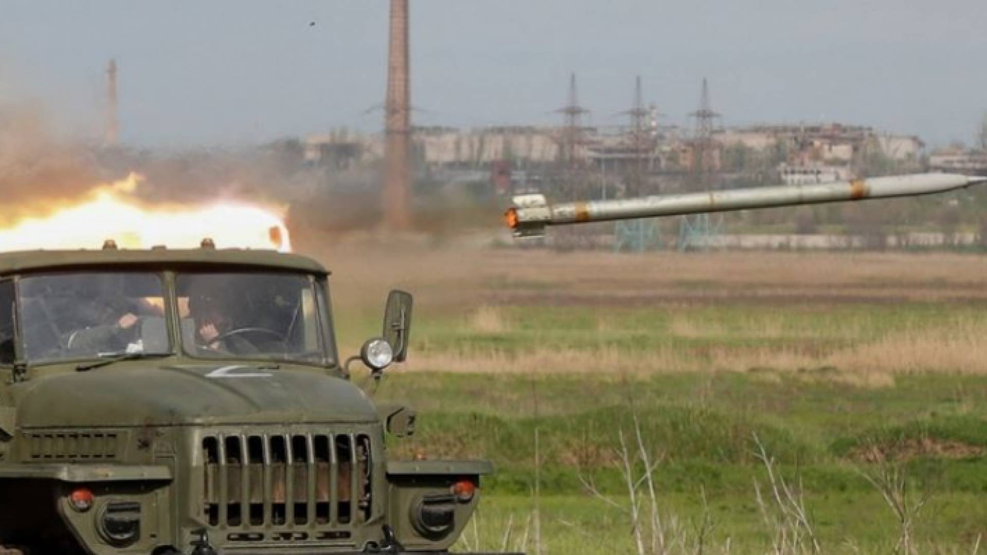 إطلاق صواريخ متعددة من طراز BM-21 Grad بالقرب من مصنع أزوف ستال للحديد والصلب في مدينة ماريوبل الساحلية الجنوبية في أوكرانيا