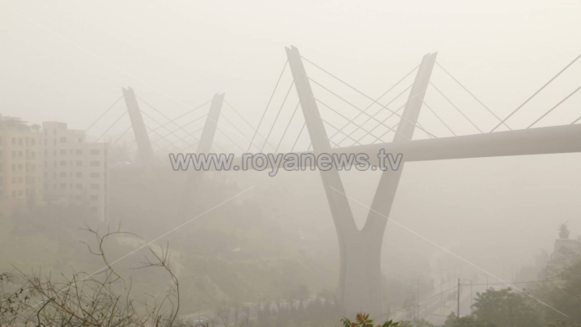 جسر عبدون واجواء مغبرة