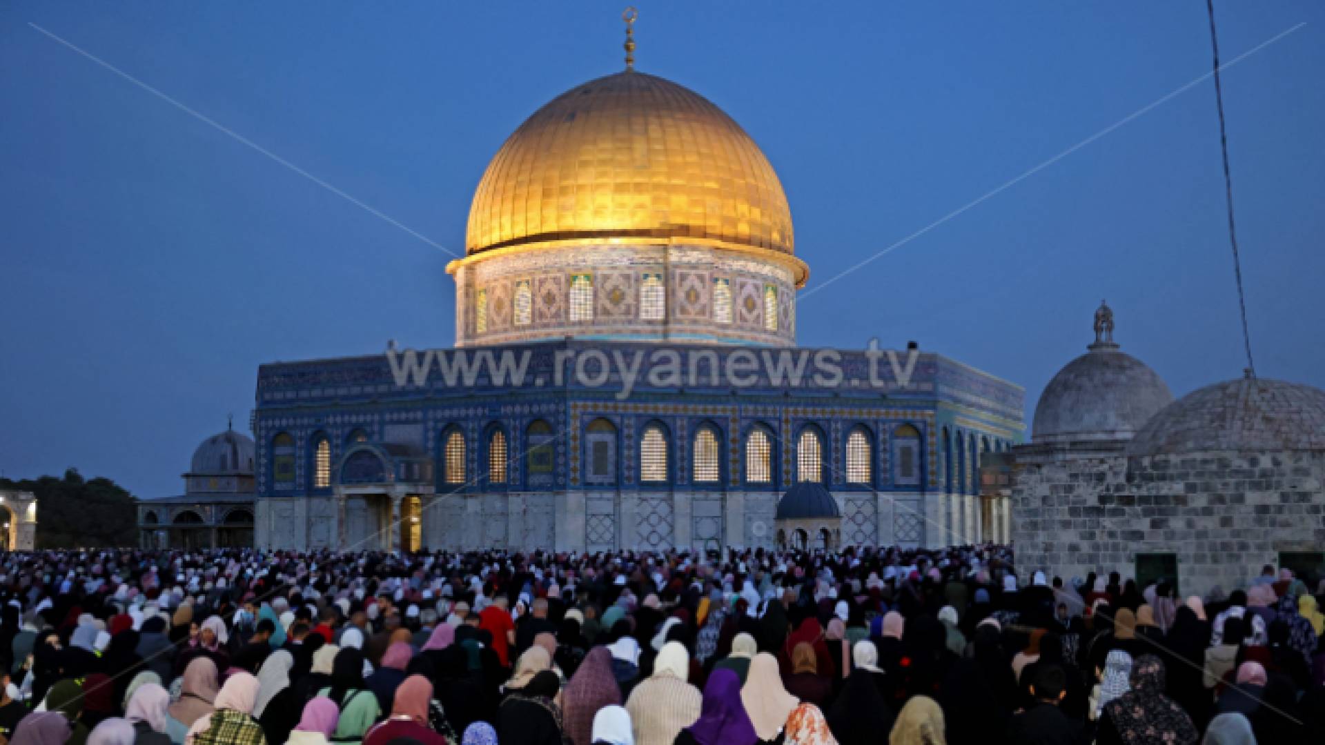 صورة أرشيفية لفلسطينيين يصلون في المسجد الأقصى