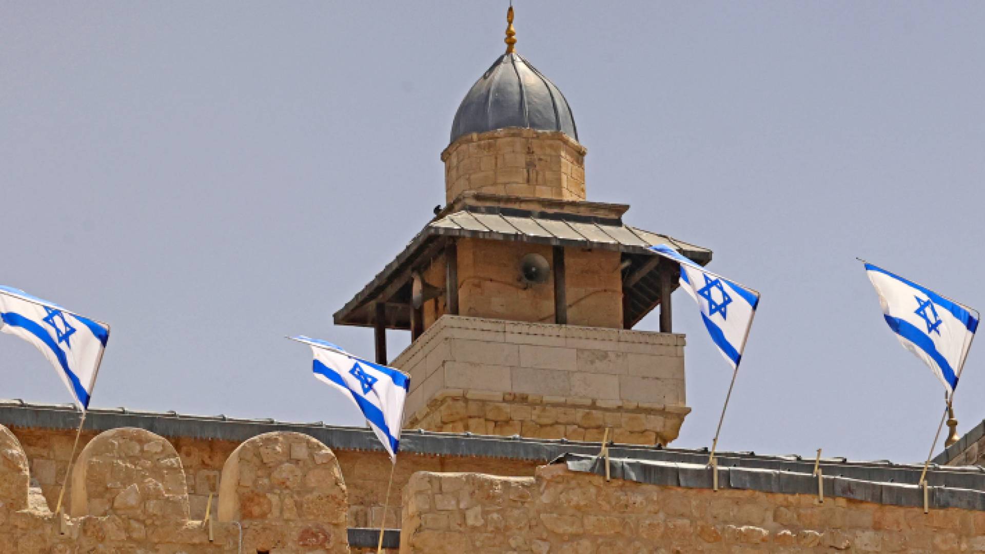 رفع علم الاحتلال على الحرم الإبراهيمي الشريف