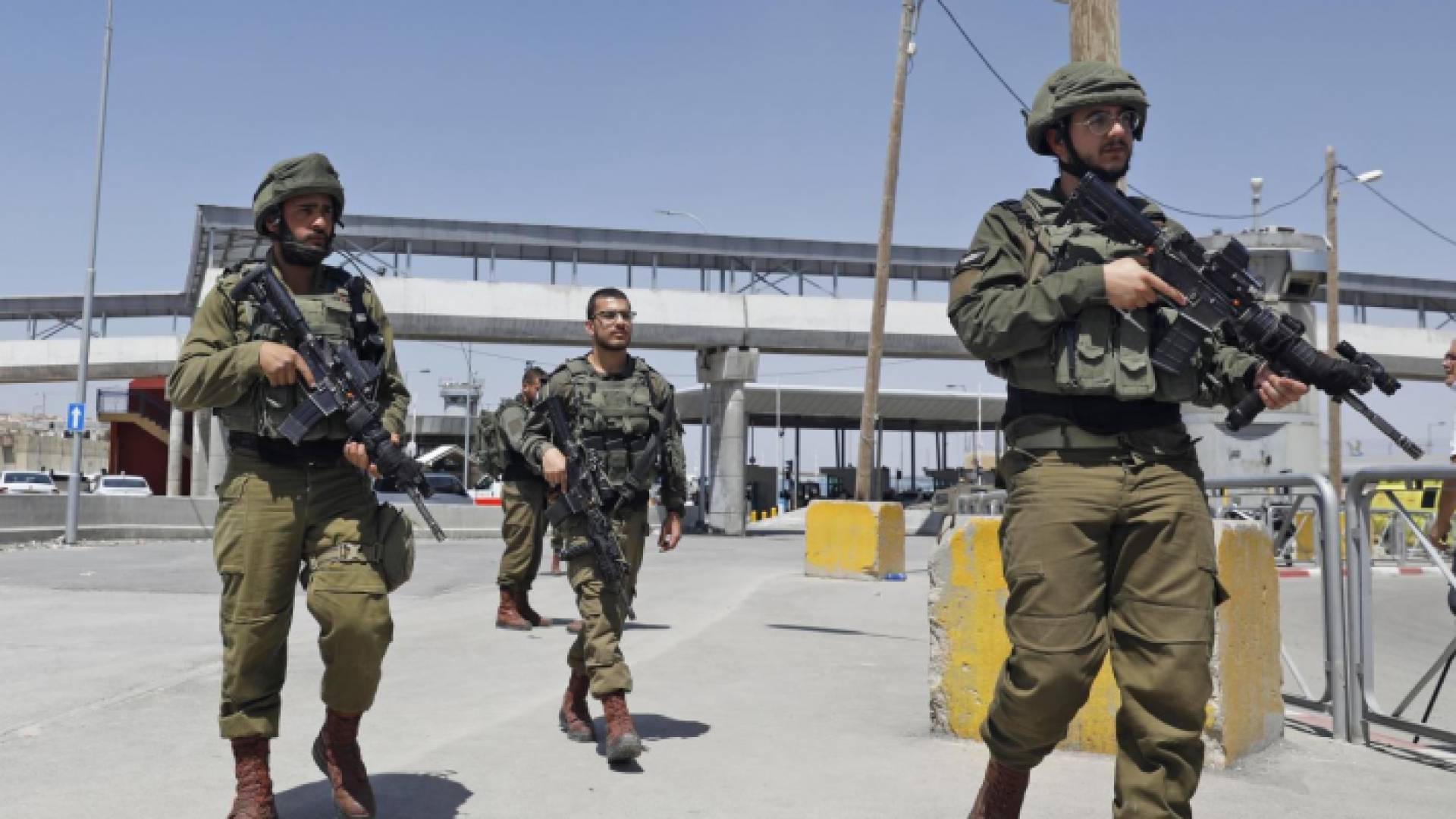 عناصر من قوات الاحتلال أمام أحد الحواجز - أرشيفية