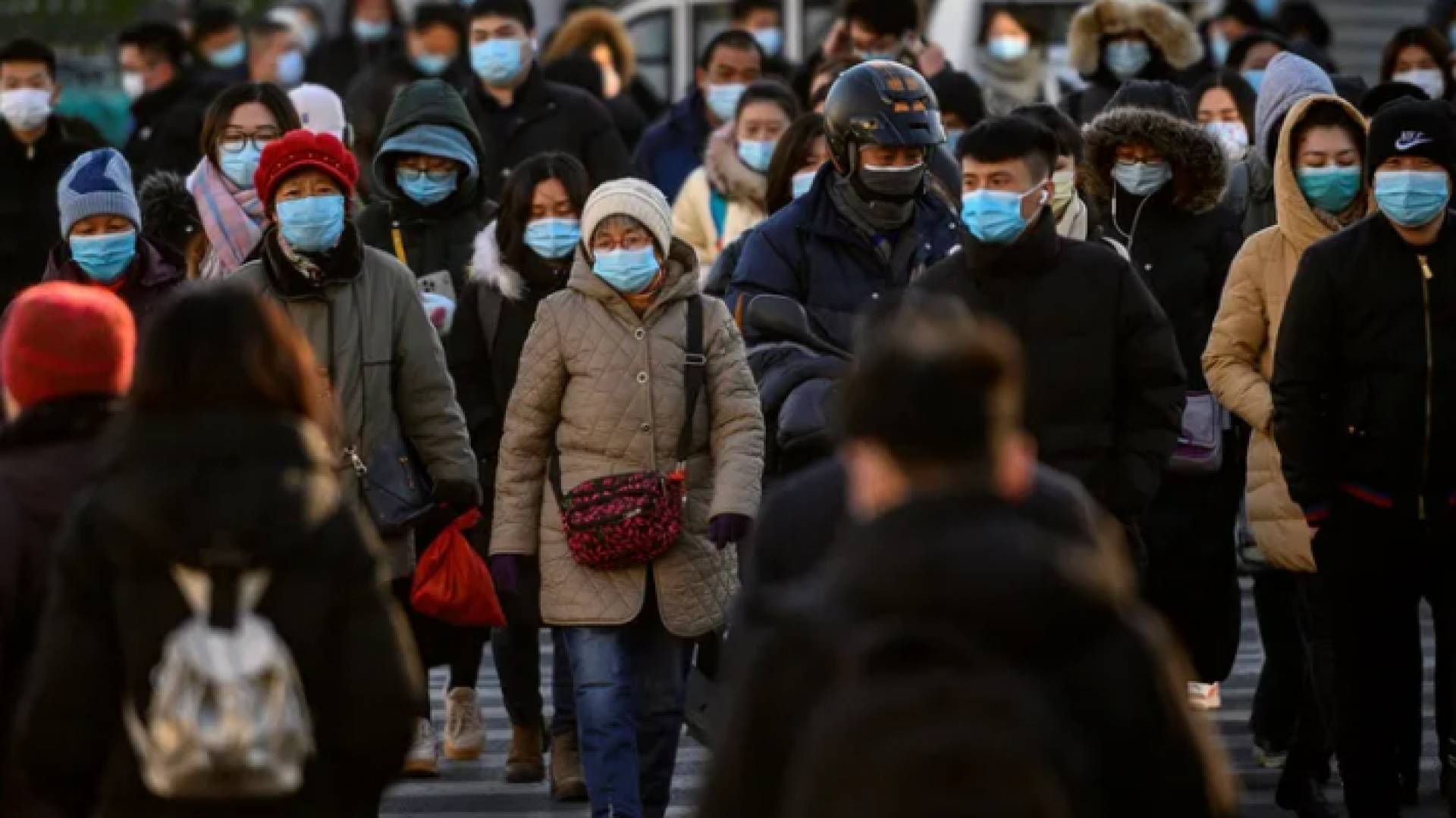 صينيون يرتدون الكمامات