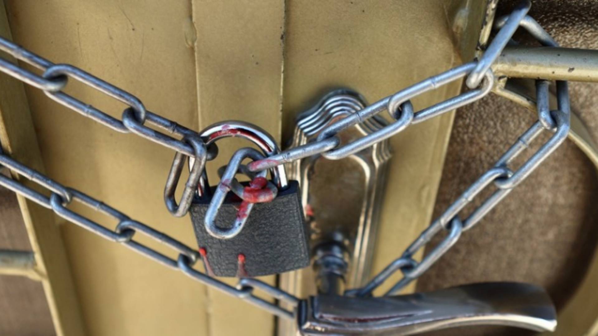 إغلاق محل تجاري مخالف