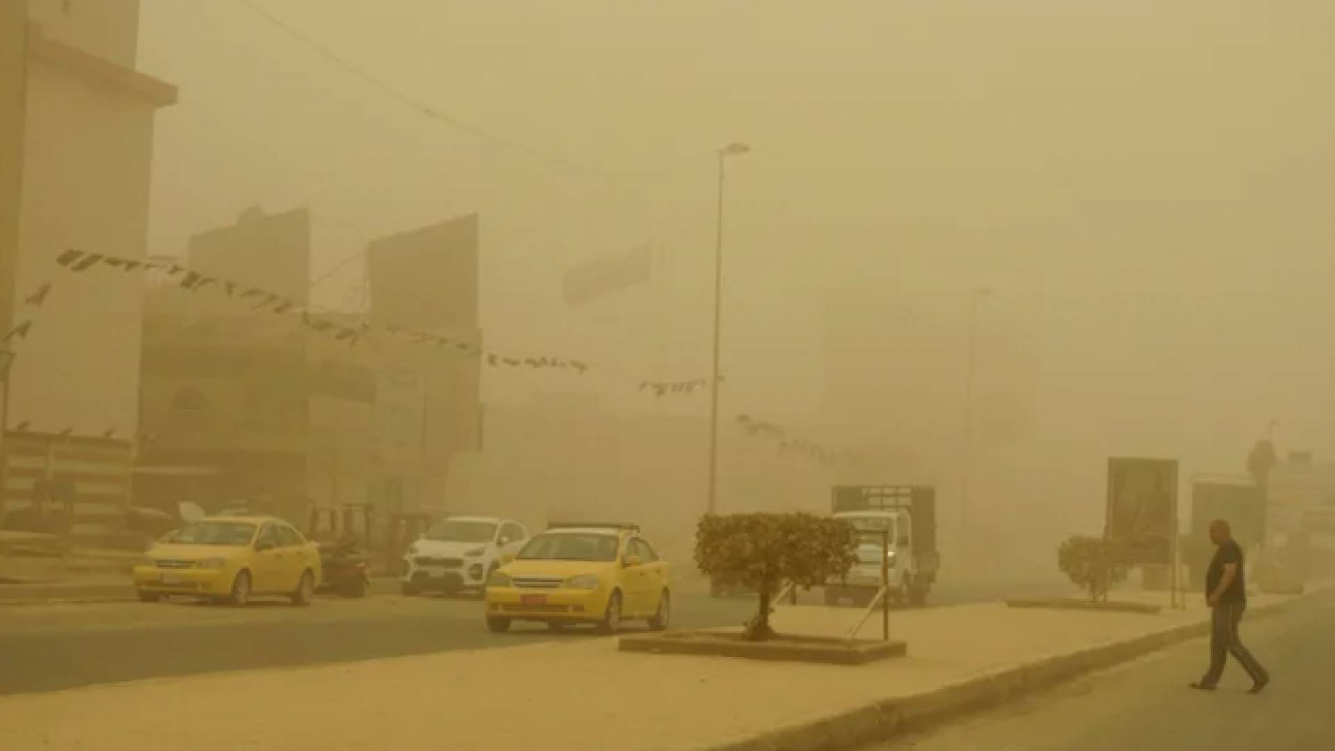 عاصفة ترابية تجتاح العراق