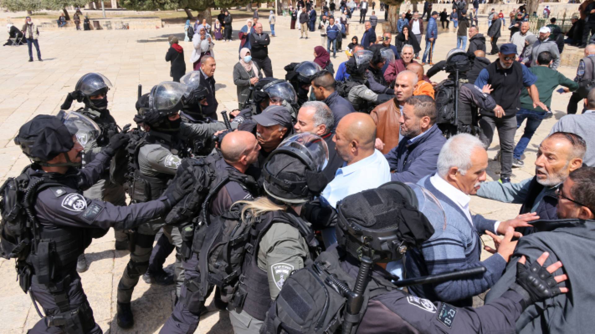 مواجهات بين المرابطين وشرطة الاحتلال في المسجد الأقصى