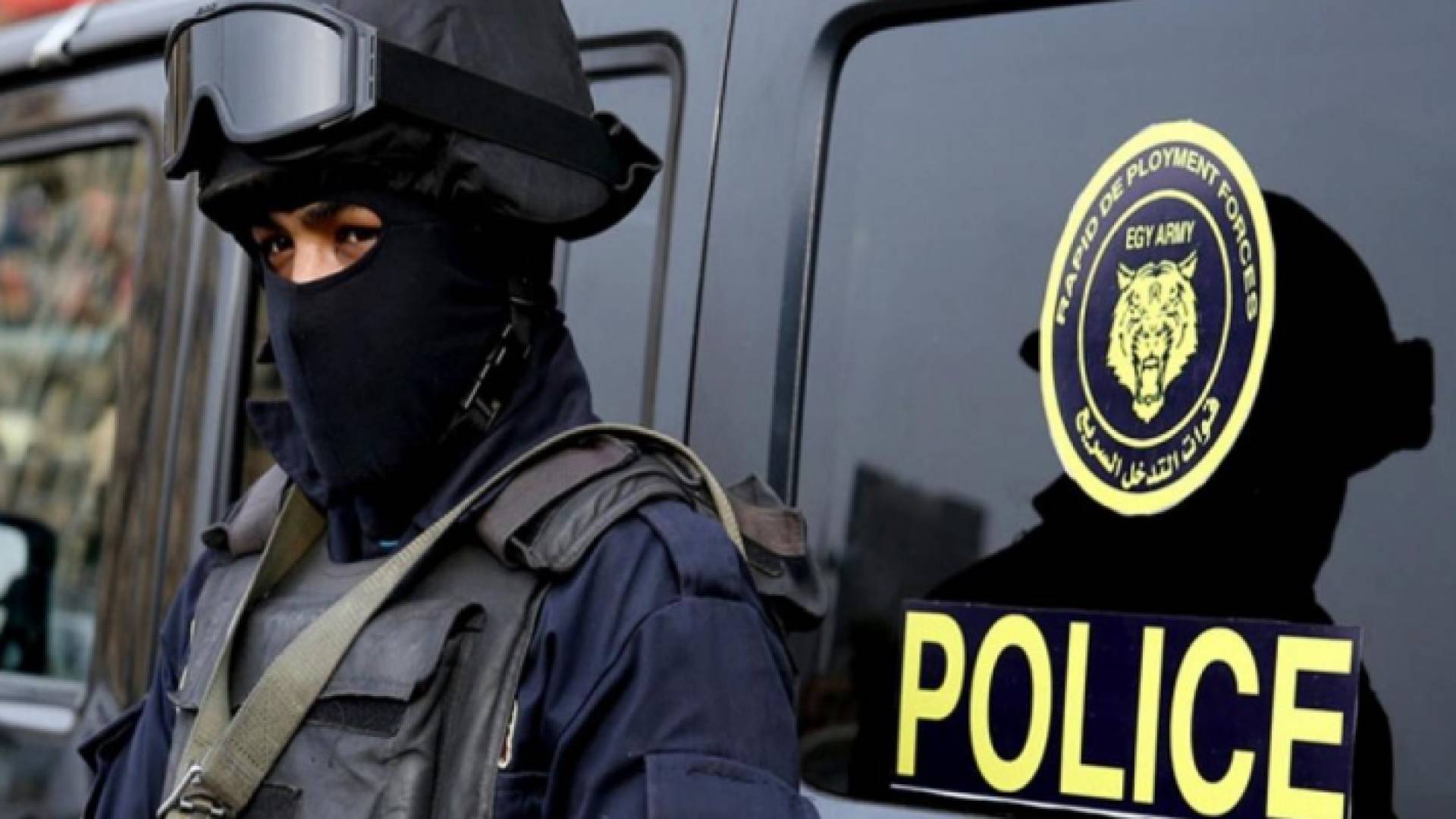 عنصر من الأمن المصري