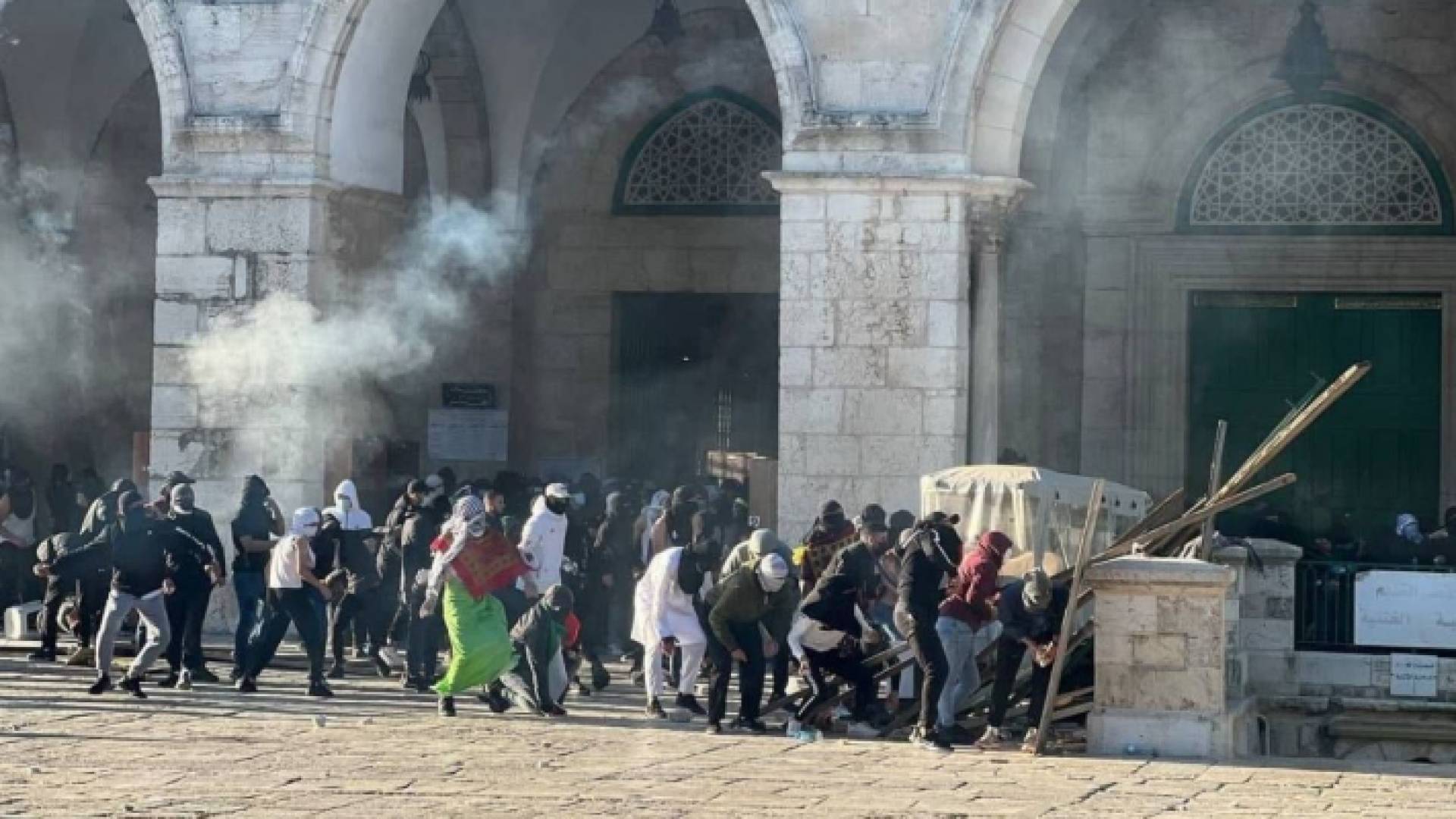 مرابطون خلال مواجهات مع الاحتلال في المسجد الأقصى - أرشيفية