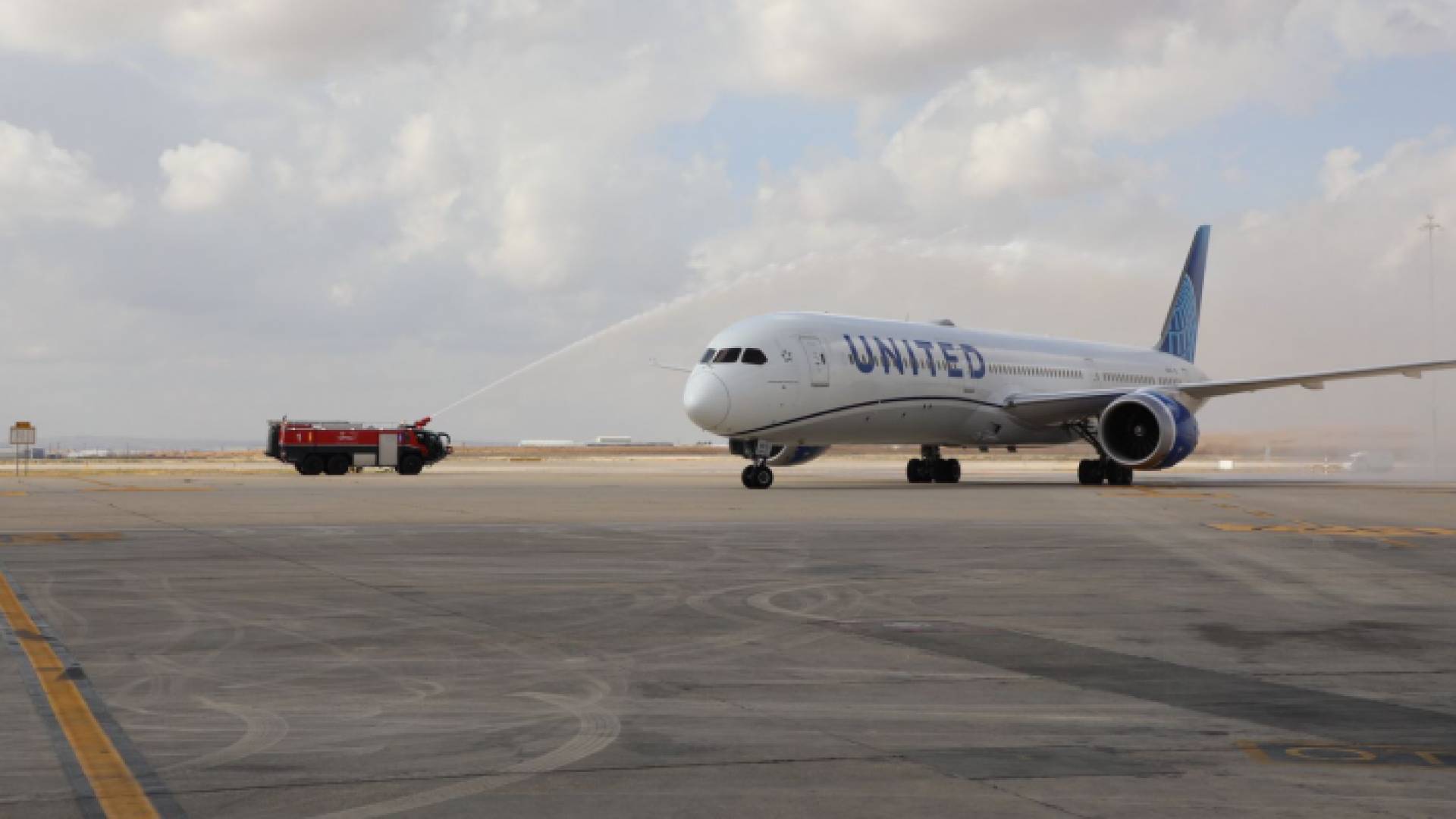 طائرة تتبع لشركة يونايتد إيرلاينز للطيران تحط في مطار الملكة علياء الدولي الجمعة