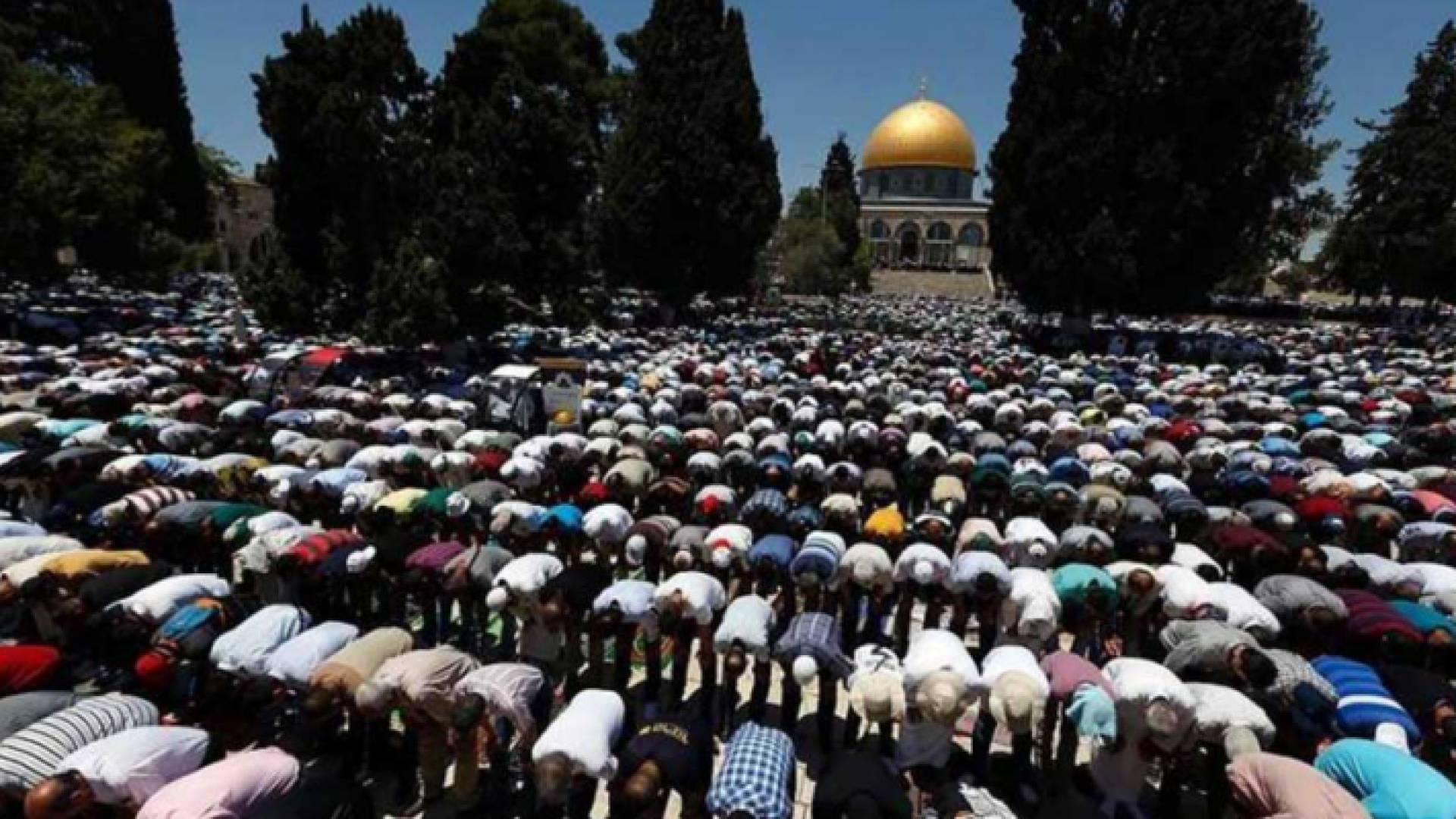 فلسطينيون يؤدون الصلاة في المسجد الأقصى