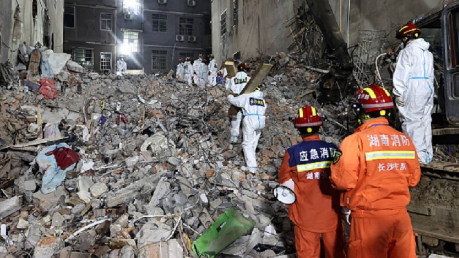 فرق الإنقاذ في موقع انهيار المبنى