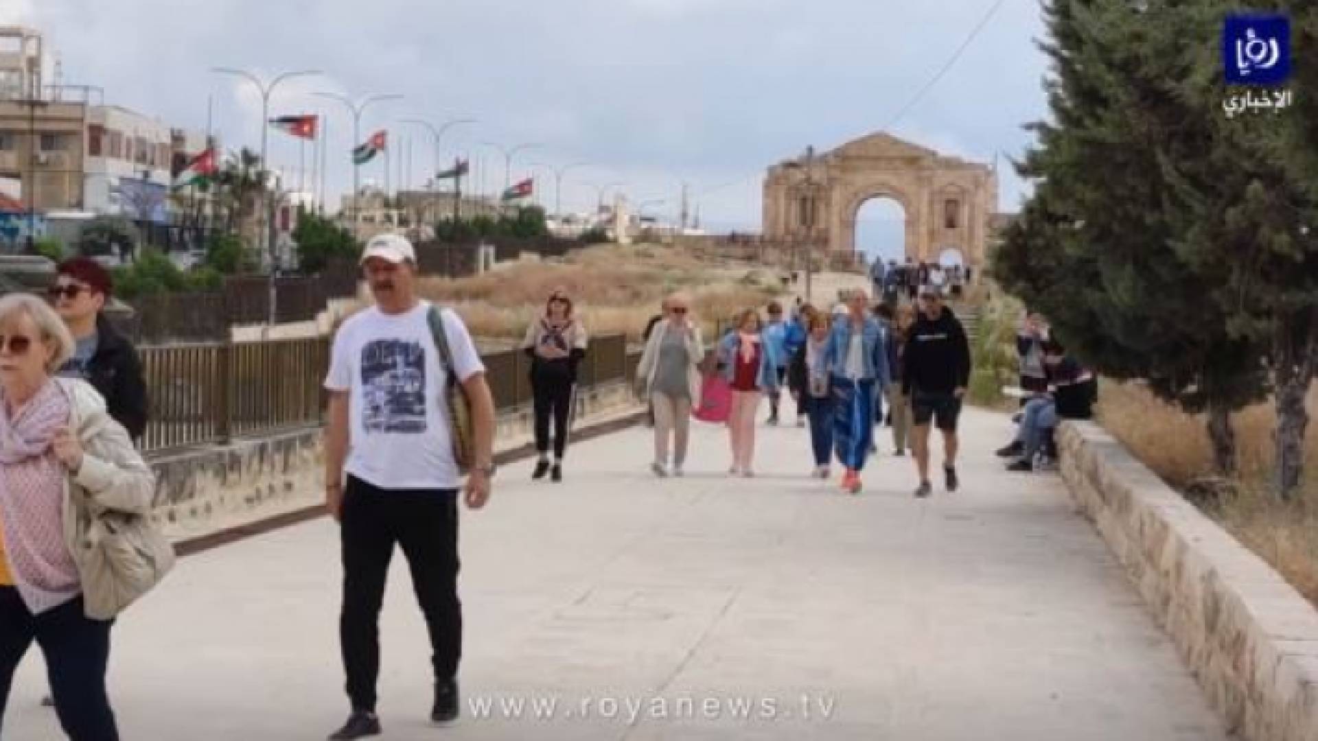 سياح أجانب في مدينة جرش الأثرية