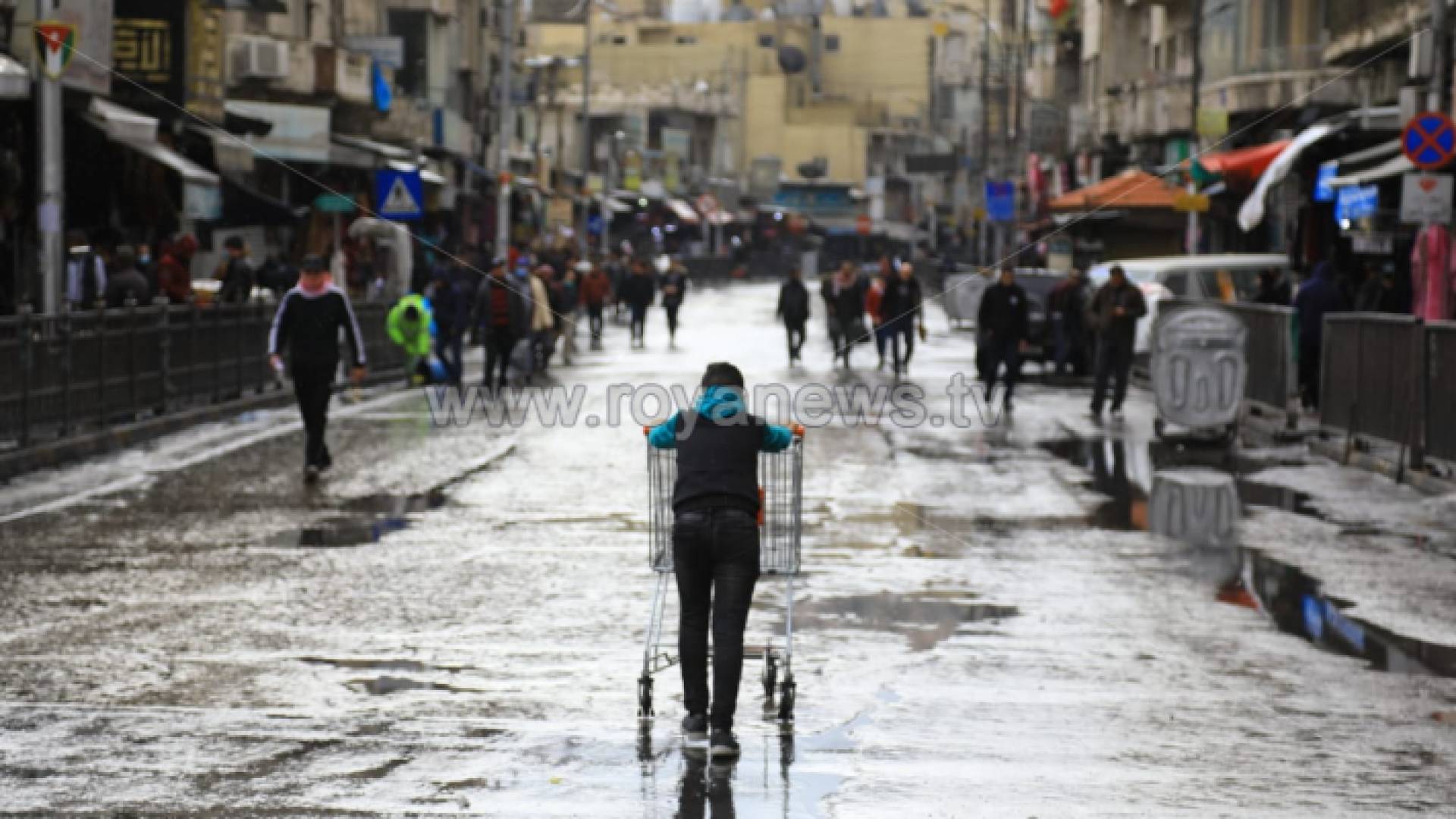 طفل يجر عربة في وسط البلد بعمان - ارشيفية