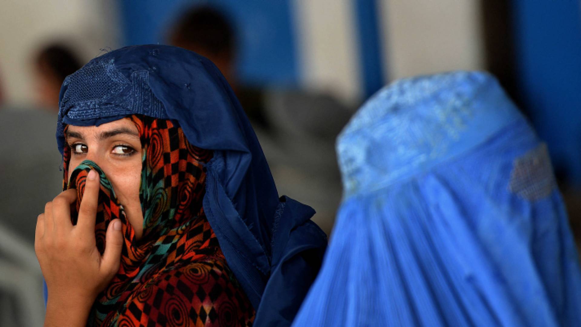 طالبان تأمر النساء في أفغانستان بارتداء "البرقع" بالأماكن العامة