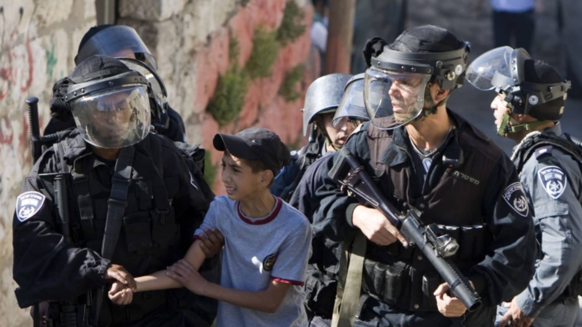 الاحتلال يعتقل طفلا - أرشيفية