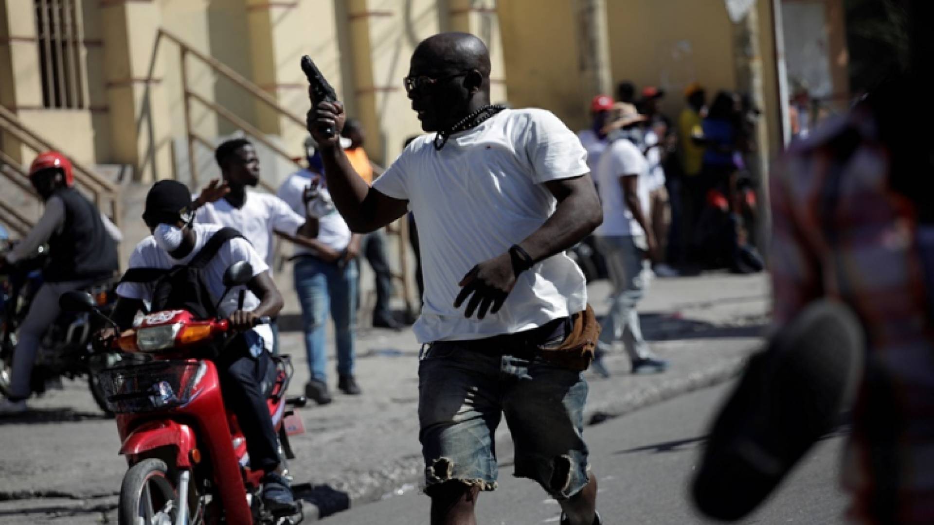 شخص يحمل سلاحا في أحد شوارع هايتي