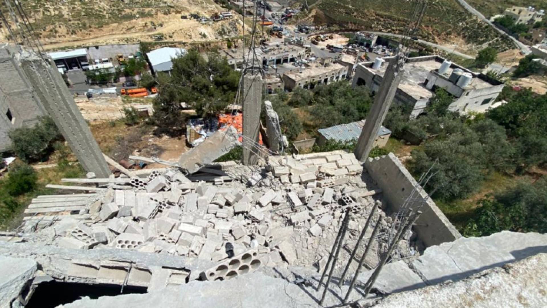 جانب من انهيار المبنى