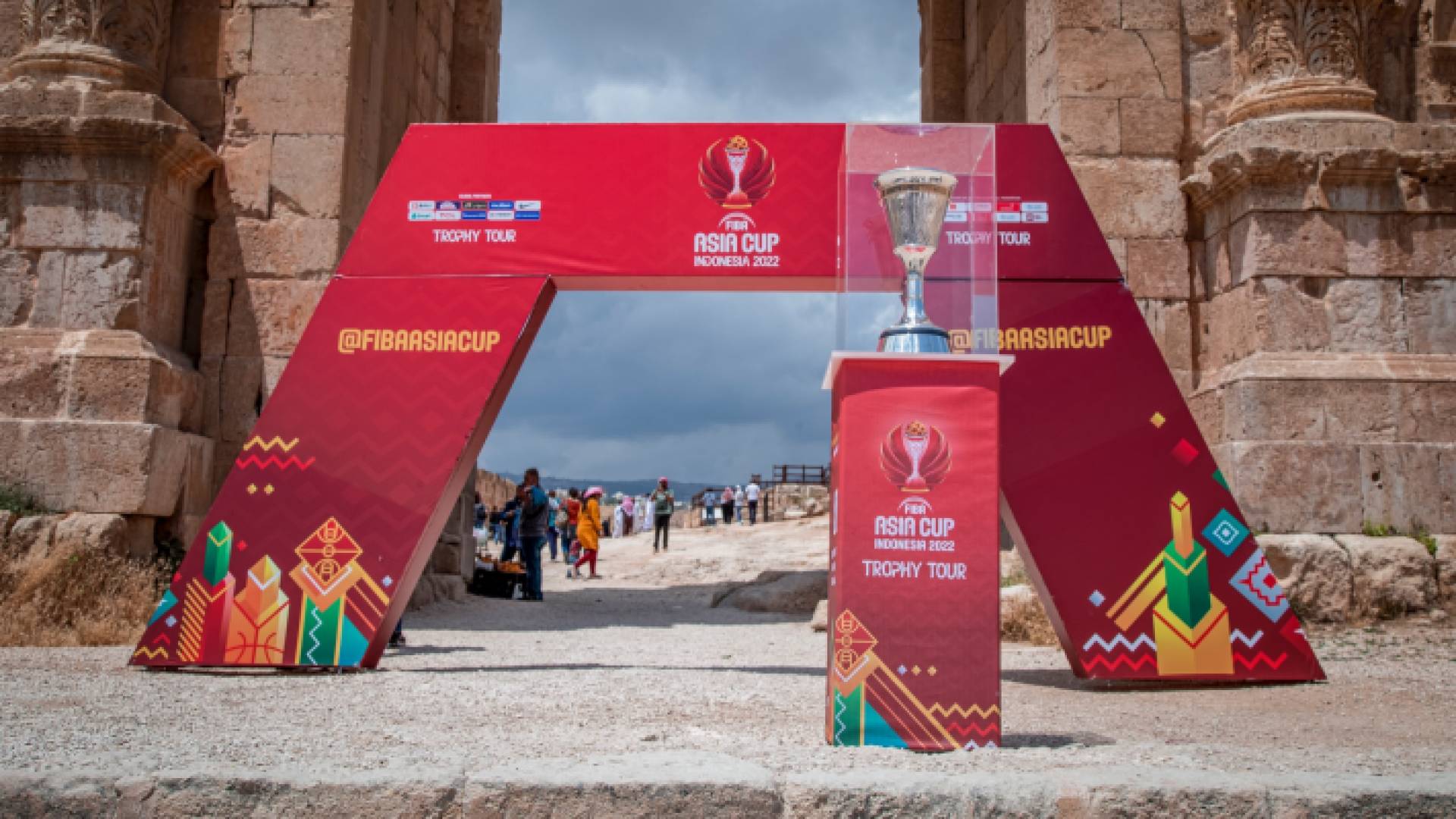 "كأس بطولة آسيا لكرة السلة" خلال إحدى زياراتها