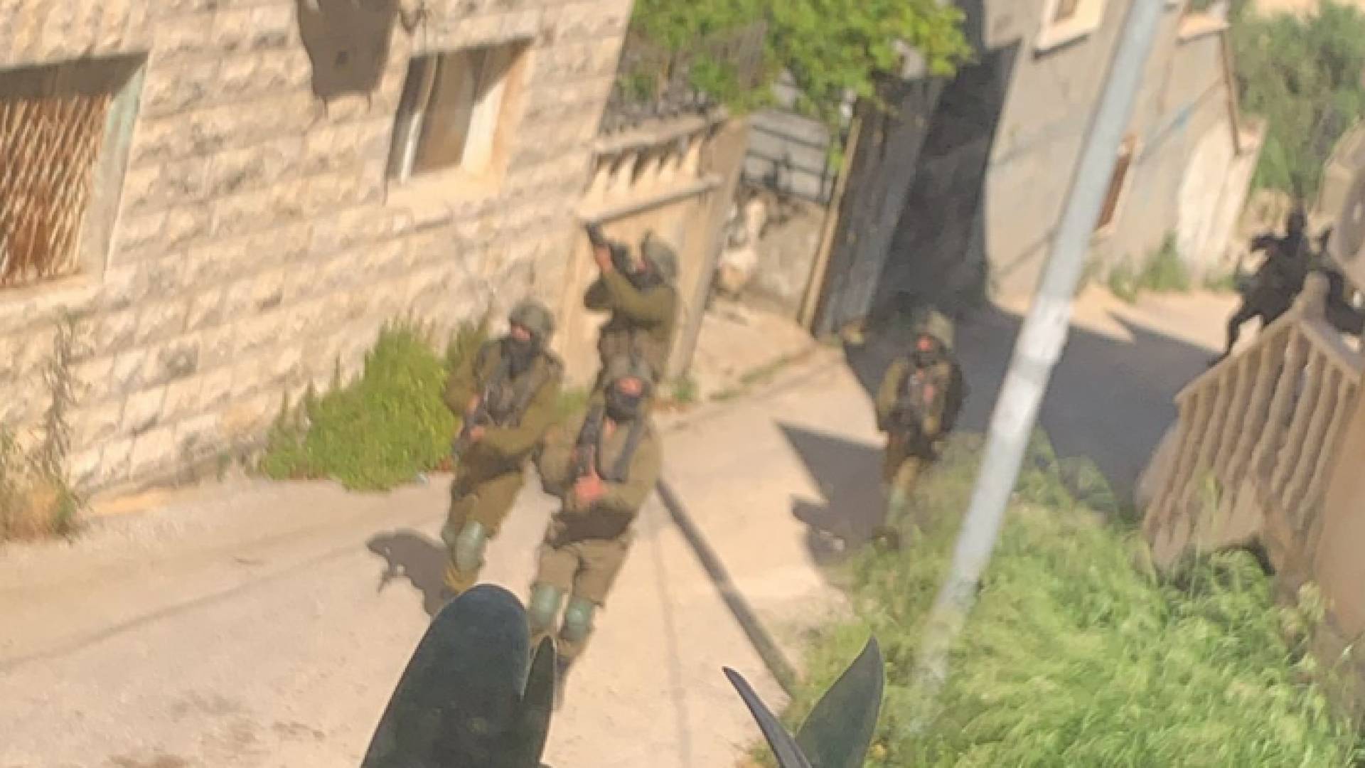 قوات الاحتلال تقتحم قرية رمانة في جنين ويداهم منزلي عائلات منفذي عملية المزيرعة