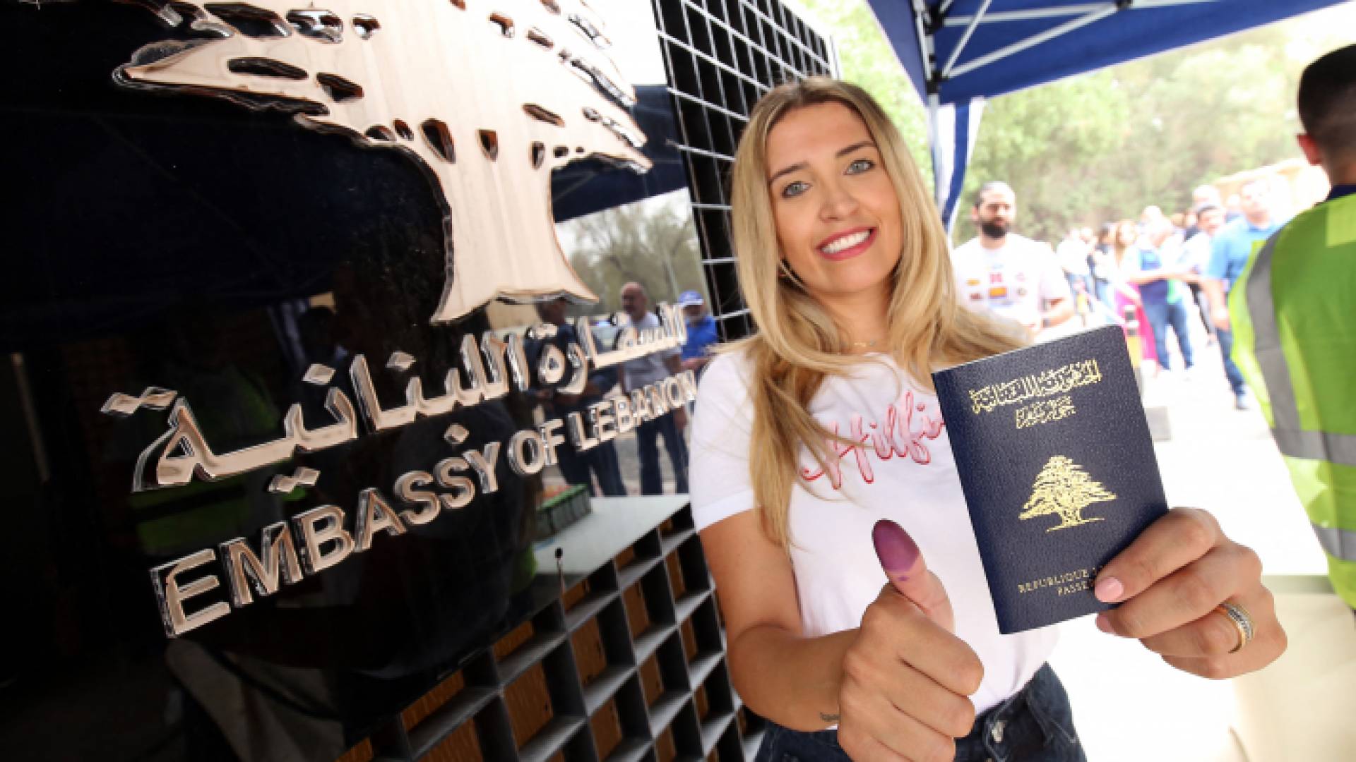 لبنانية مغتربة فرحة بعد أن صوتت في الانتخابات النيابية