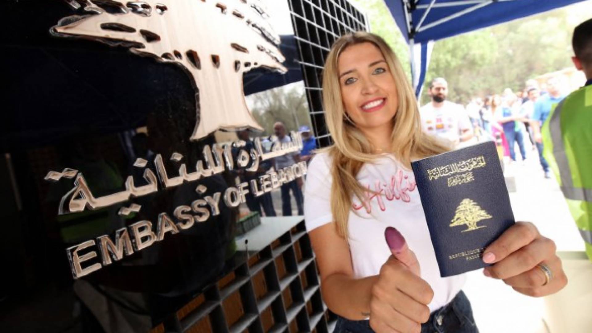 لبنانية مغتربة فرحة بعد أن صوتت في الانتخابات النيابية