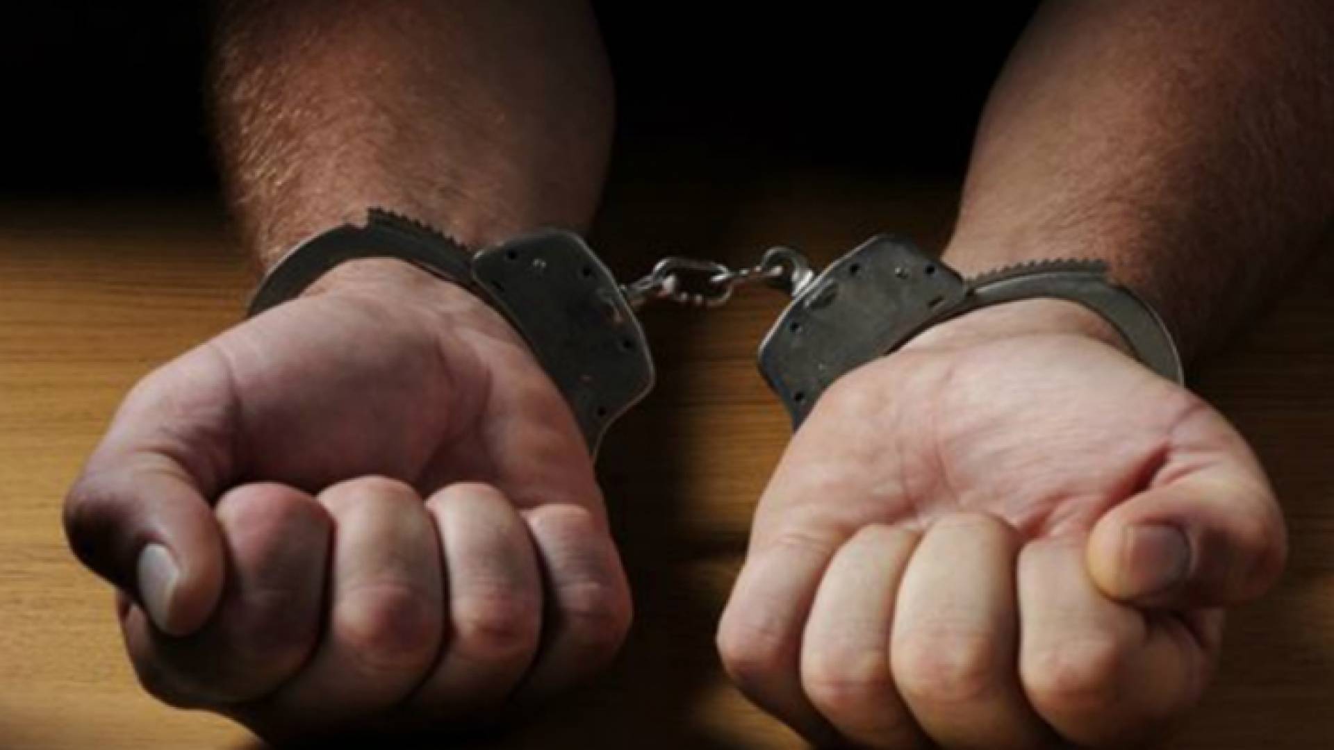 رجل خلال توقيفه