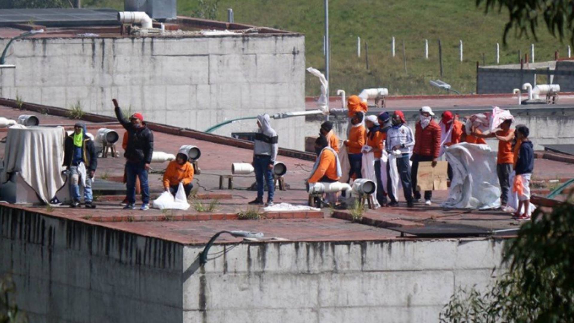 سجناء يعتلون سطح أحد السجون في الإكوادور