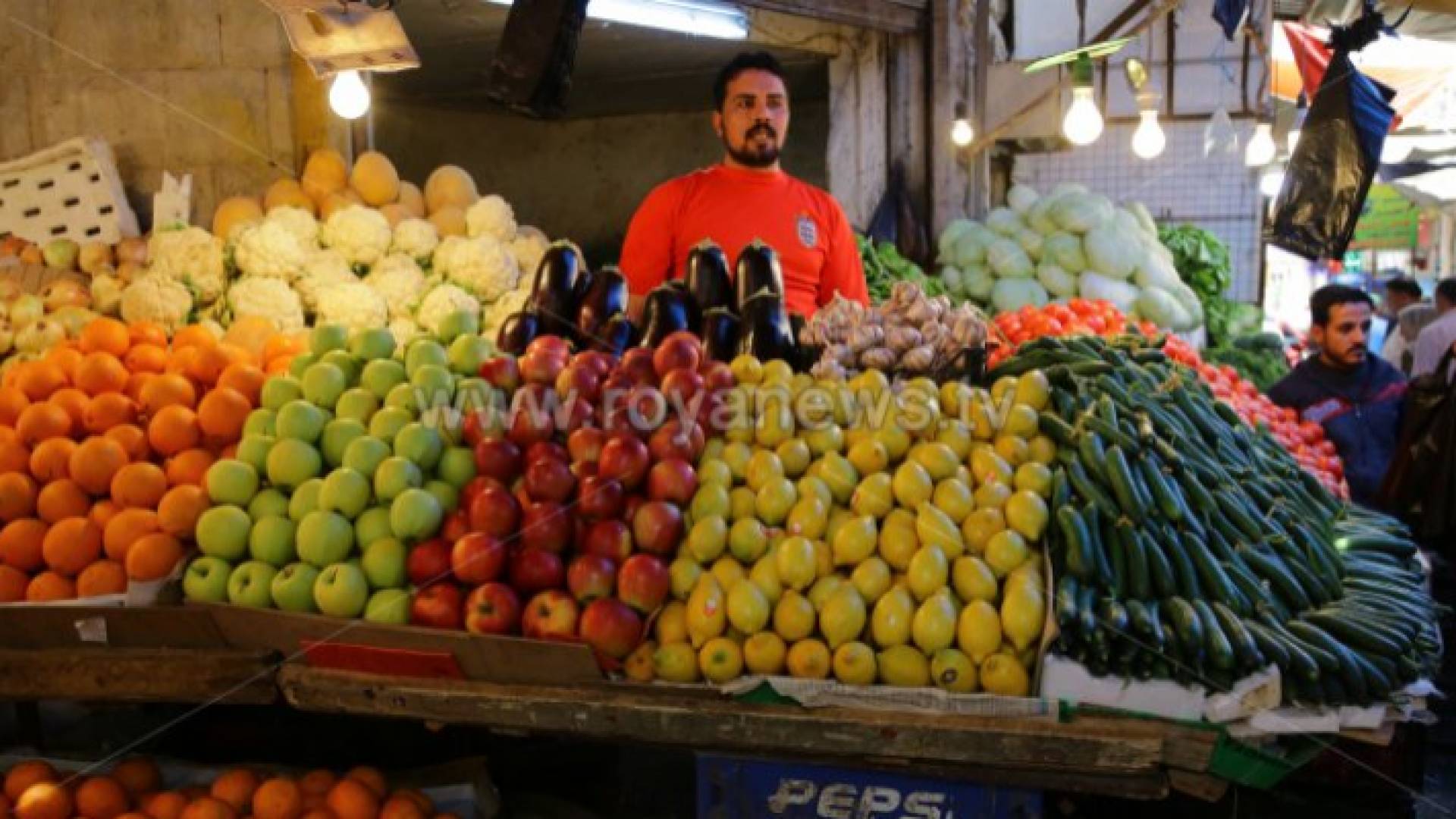 بائع خضراوات وفواكه- ارشيفية